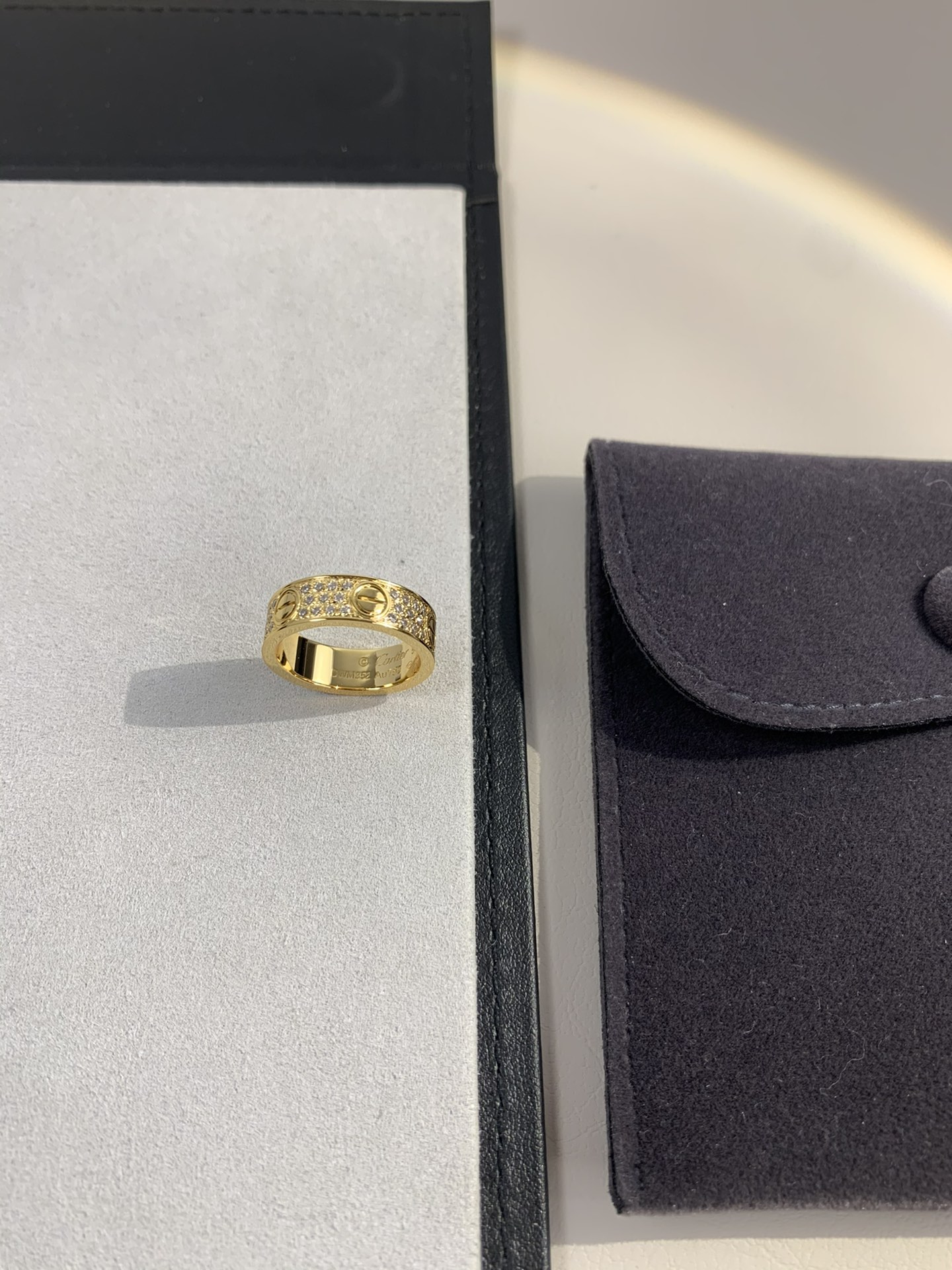 
奢品推荐 love 宽版满天星对戒💍（尺寸56789美号）
✨现在的情侣十有八九都会选择love戒指，