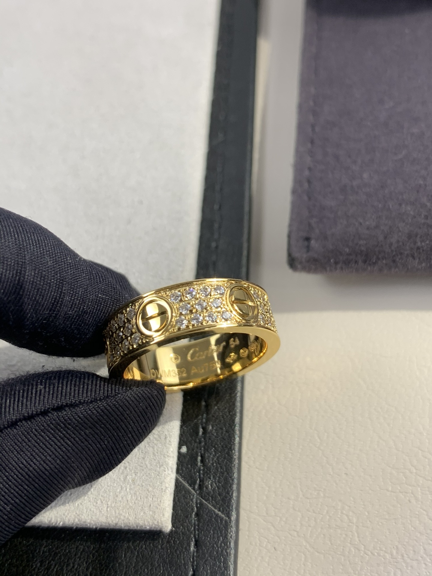 
奢品推荐 love 宽版满天星对戒💍（尺寸56789美号）
✨现在的情侣十有八九都会选择love戒指，