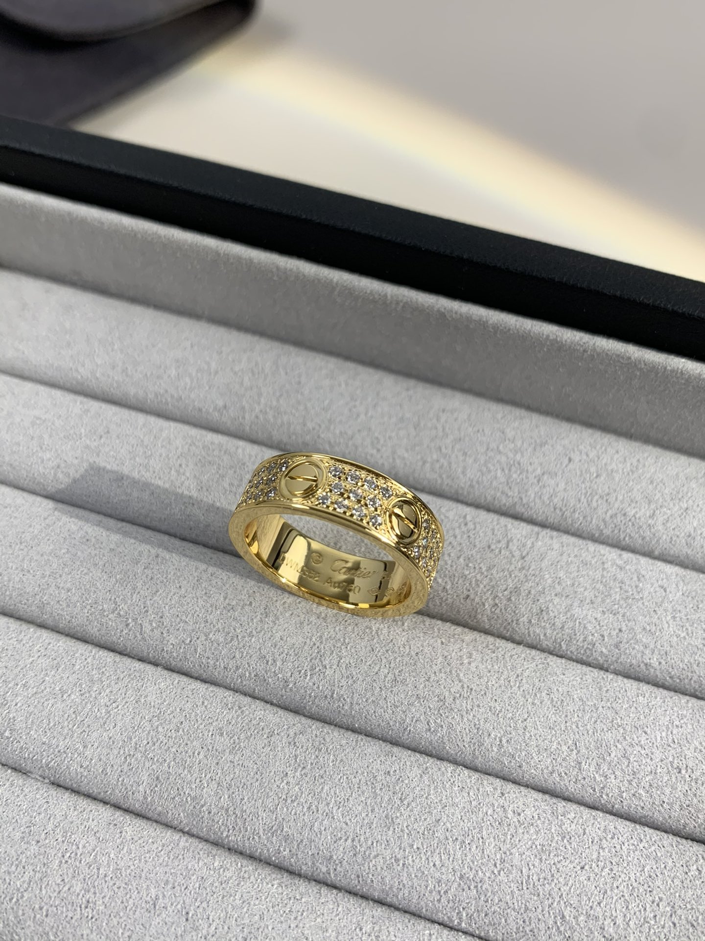 
奢品推荐 love 宽版满天星对戒💍（尺寸56789美号）
✨现在的情侣十有八九都会选择love戒指，