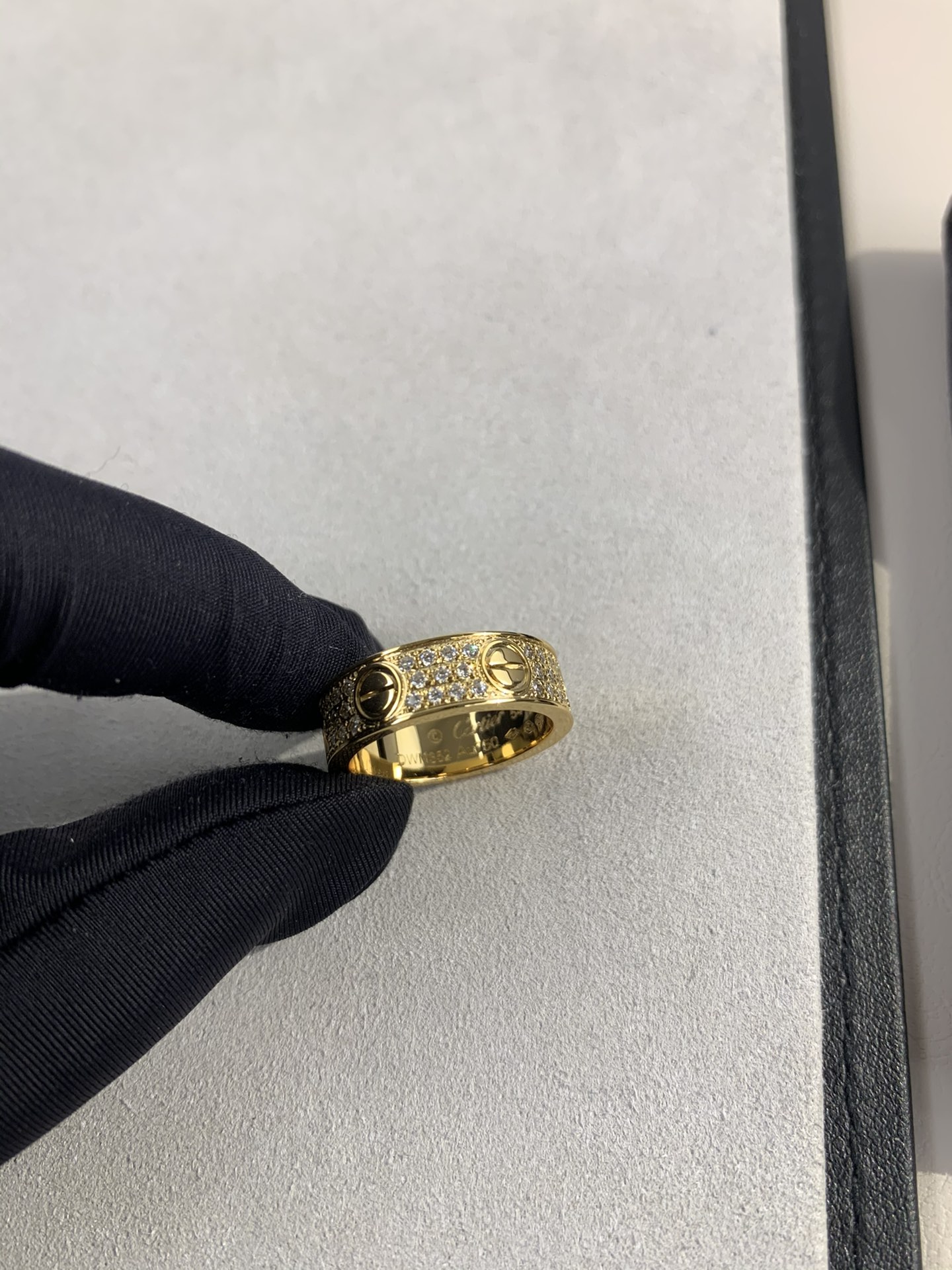 
奢品推荐 love 宽版满天星对戒💍（尺寸56789美号）
✨现在的情侣十有八九都会选择love戒指，