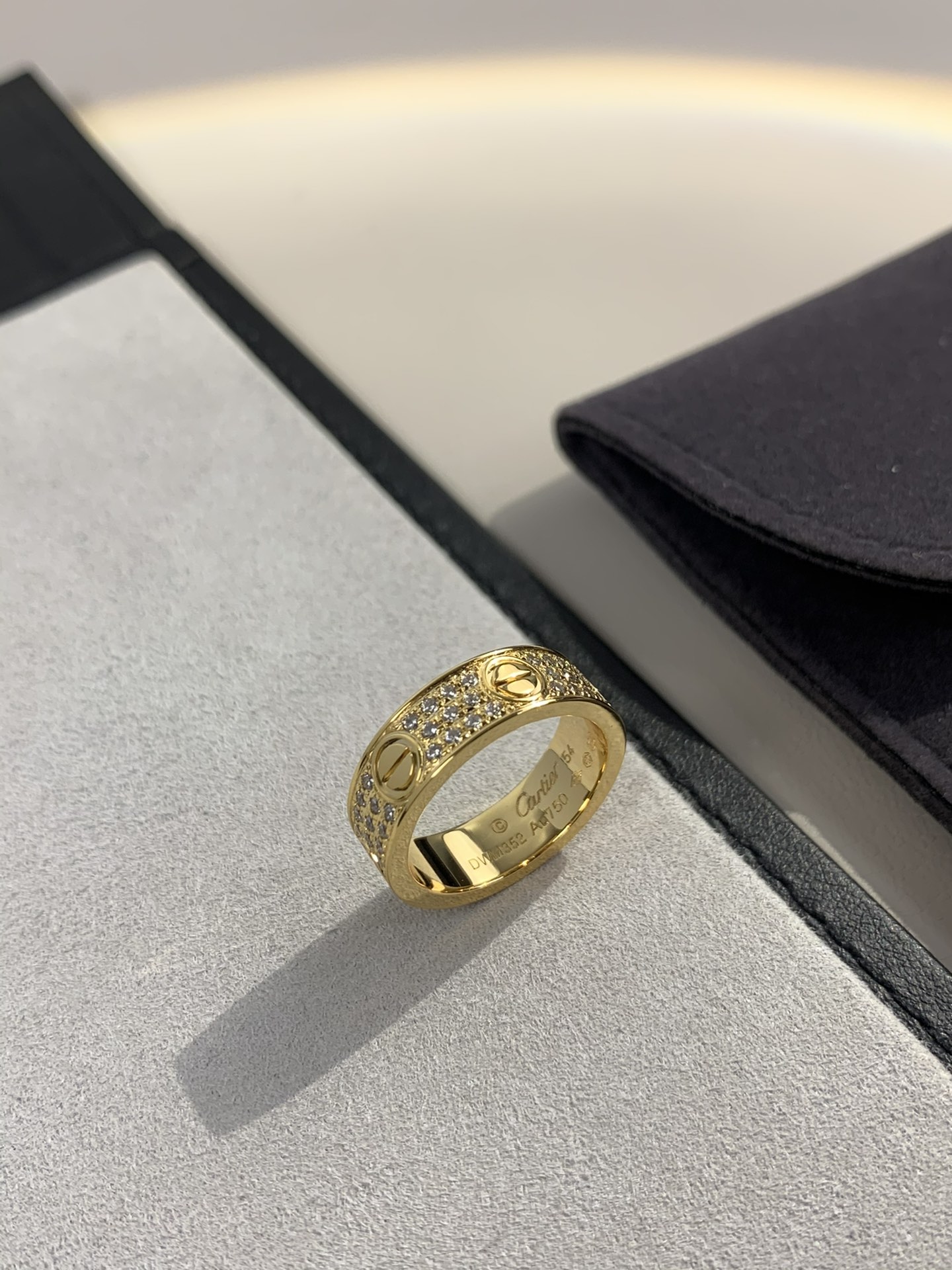 
奢品推荐 love 宽版满天星对戒💍（尺寸56789美号）
✨现在的情侣十有八九都会选择love戒指，