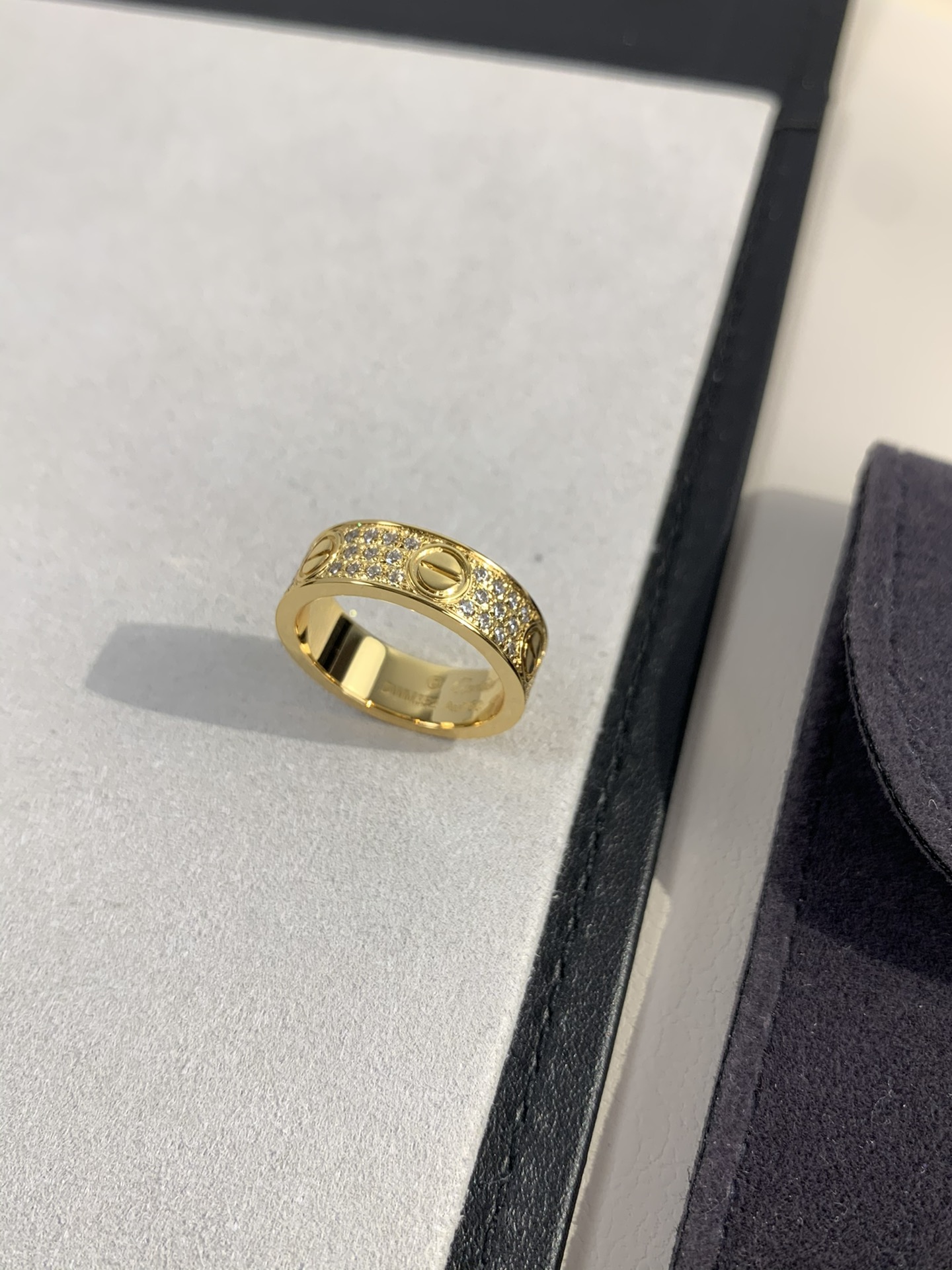 
奢品推荐 love 宽版满天星对戒💍（尺寸56789美号）
✨现在的情侣十有八九都会选择love戒指，