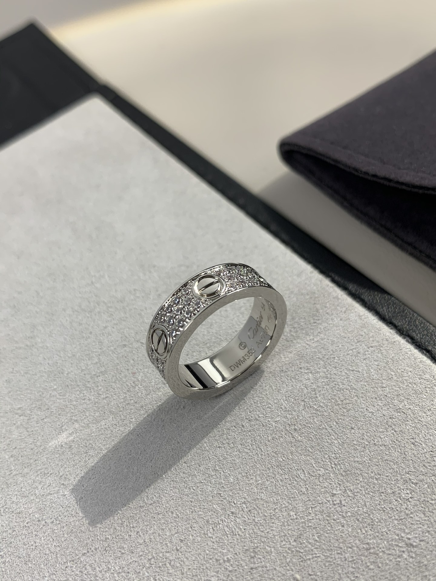 
奢品推荐 love 宽版满天星对戒💍（尺寸56789美号）
✨现在的情侣十有八九都会选择love戒指，