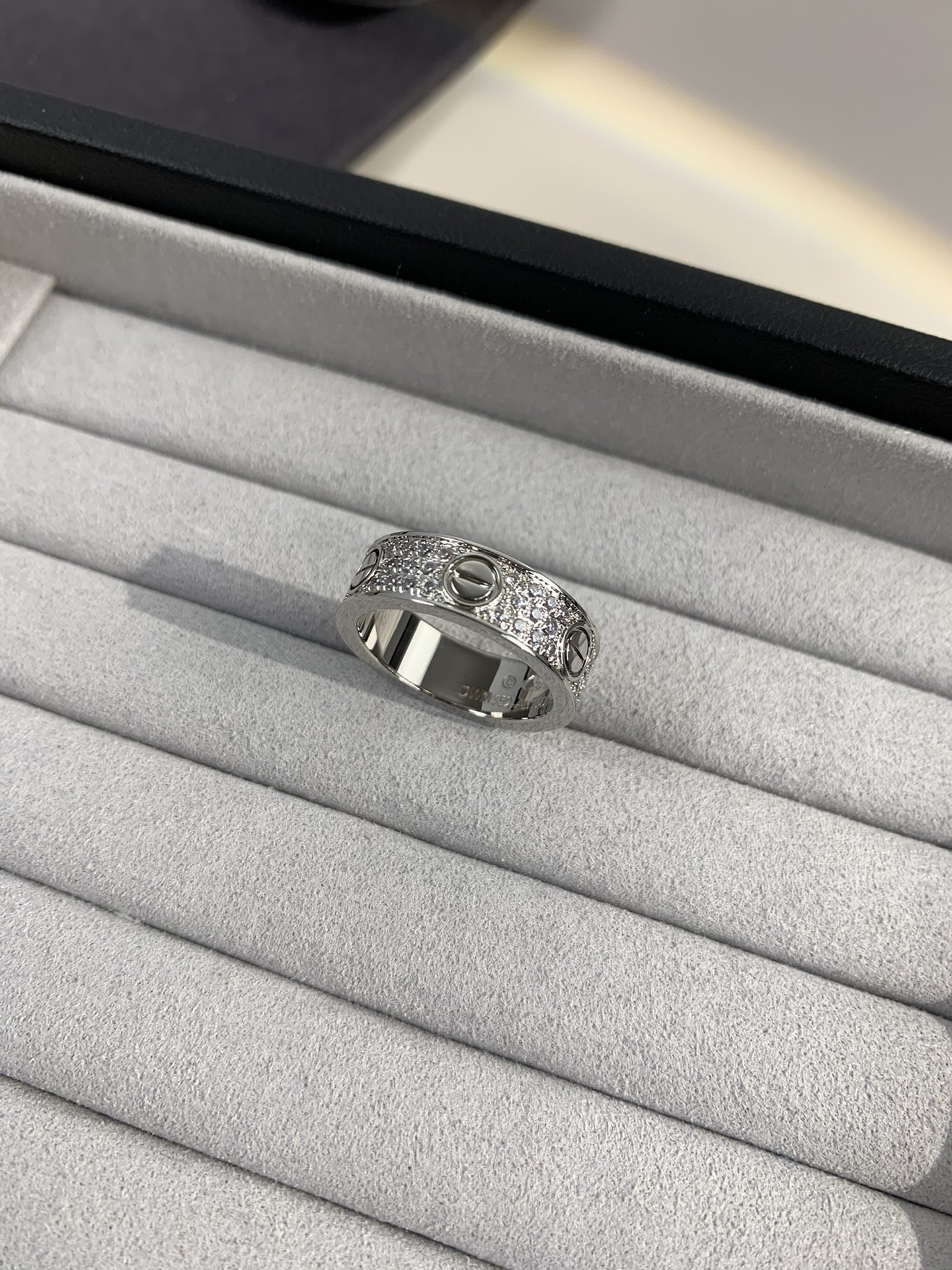 
奢品推荐 love 宽版满天星对戒💍（尺寸56789美号）
✨现在的情侣十有八九都会选择love戒指，