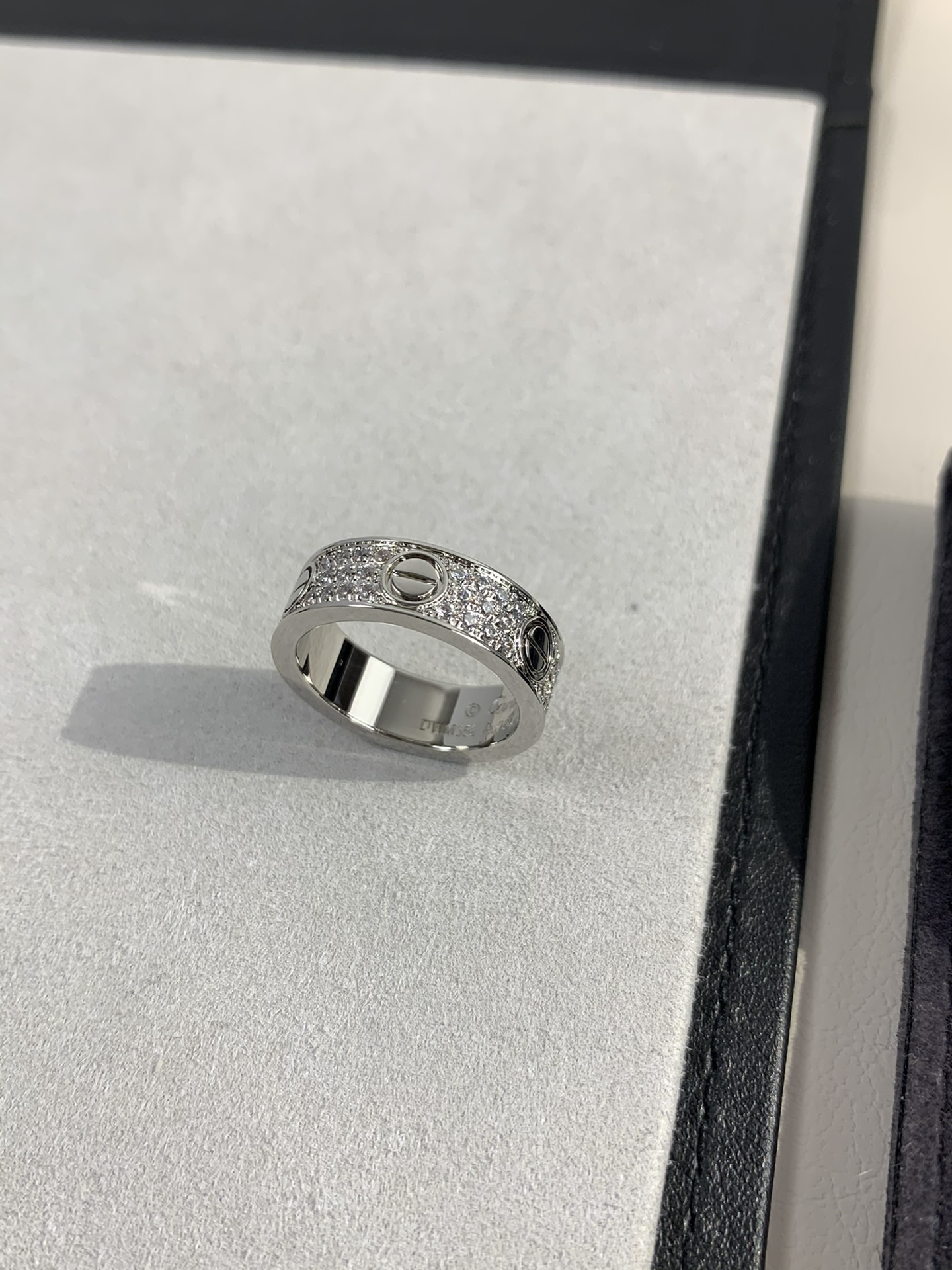 
奢品推荐 love 宽版满天星对戒💍（尺寸56789美号）
✨现在的情侣十有八九都会选择love戒指，