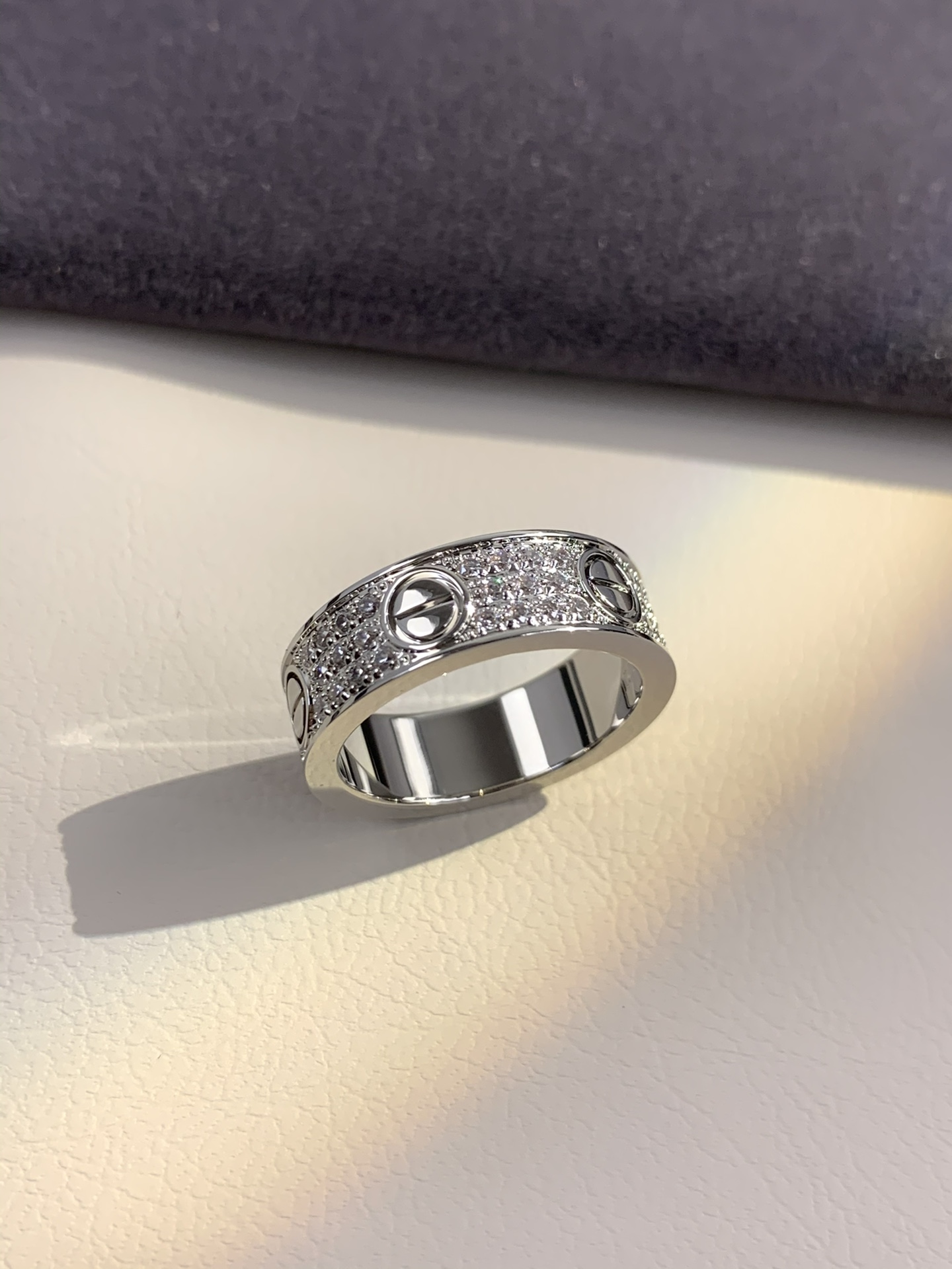 
奢品推荐 love 宽版满天星对戒💍（尺寸56789美号）
✨现在的情侣十有八九都会选择love戒指，