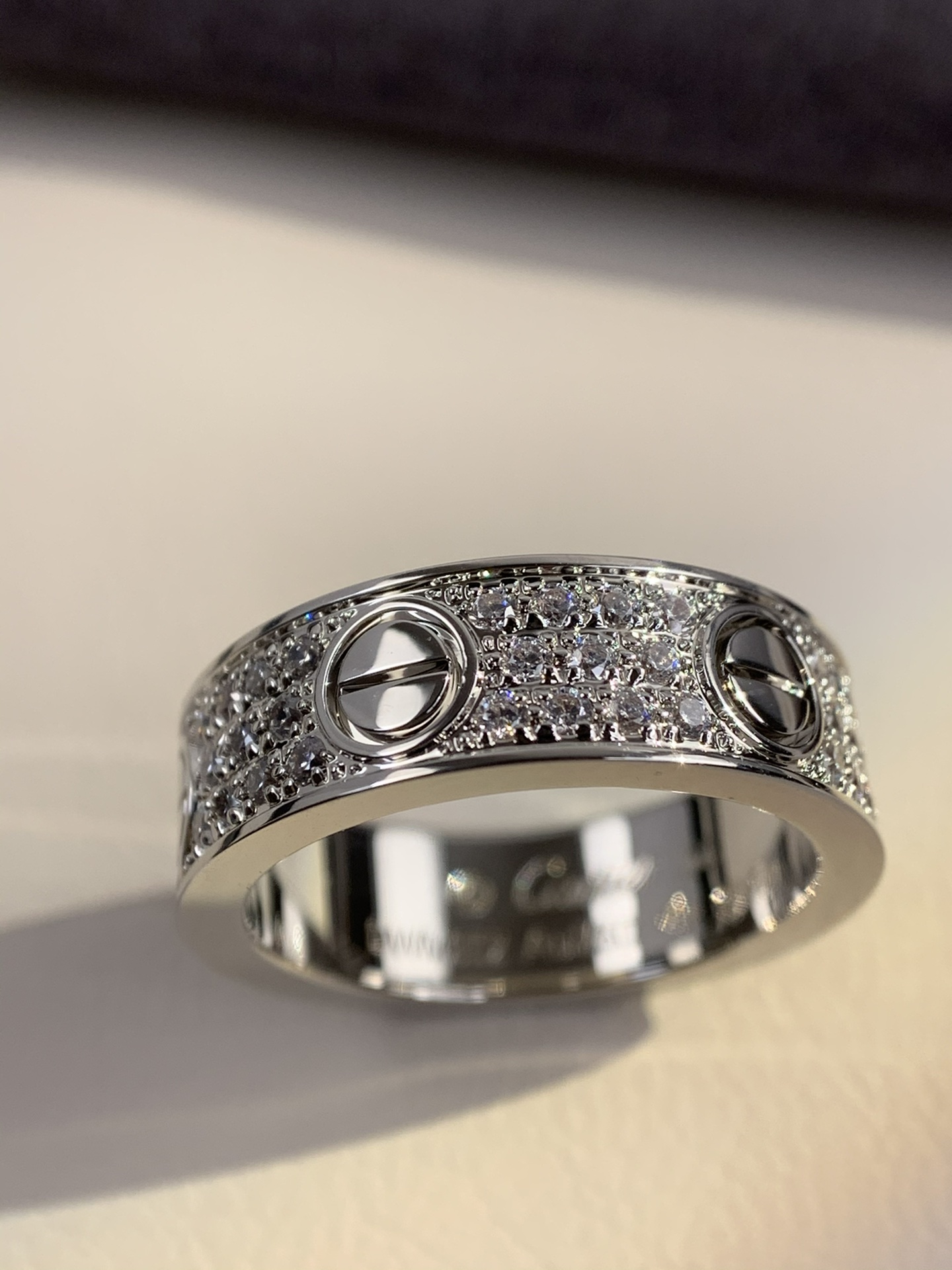 
奢品推荐 love 宽版满天星对戒💍（尺寸56789美号）
✨现在的情侣十有八九都会选择love戒指，