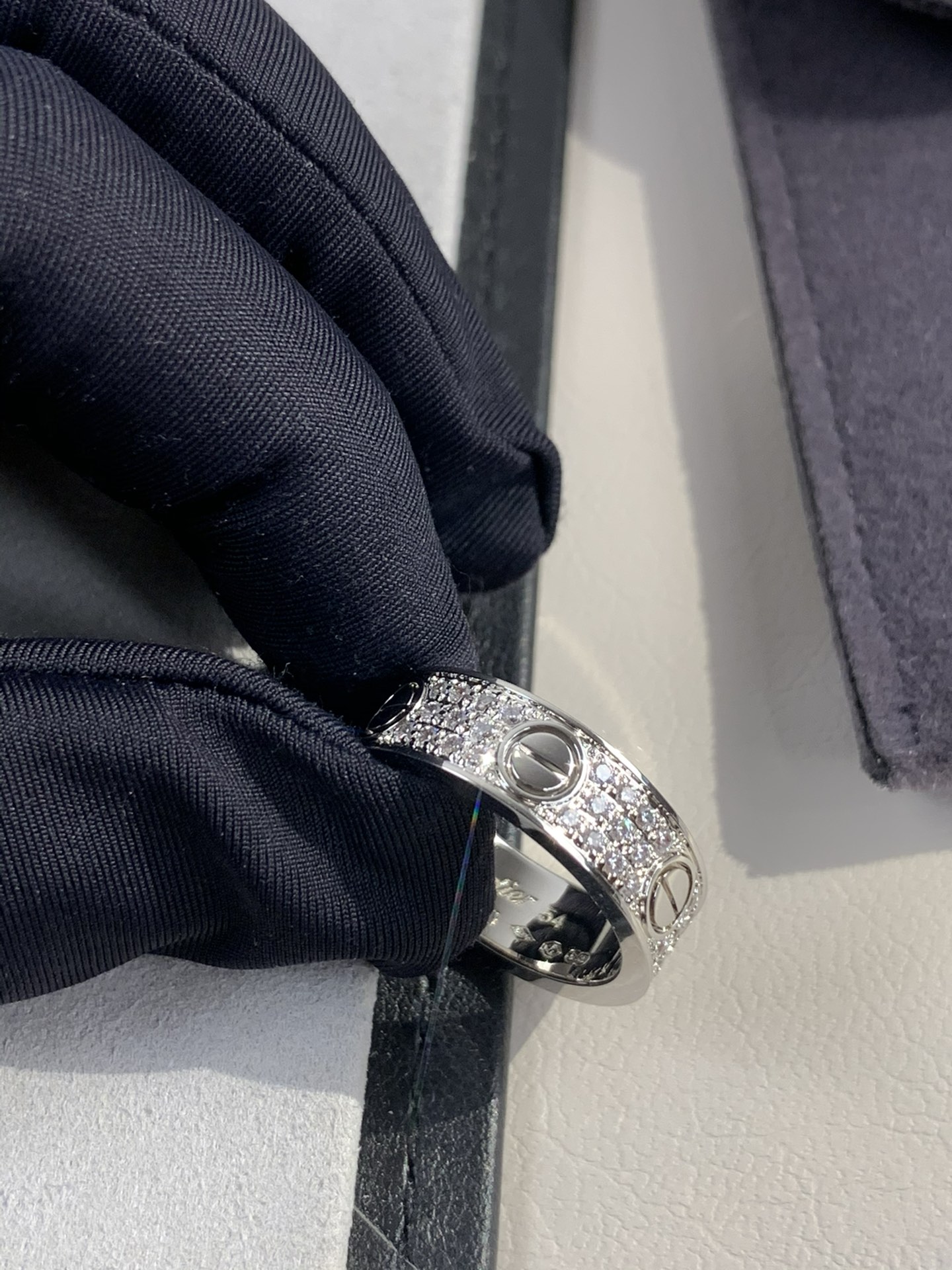 
奢品推荐 love 宽版满天星对戒💍（尺寸56789美号）
✨现在的情侣十有八九都会选择love戒指，