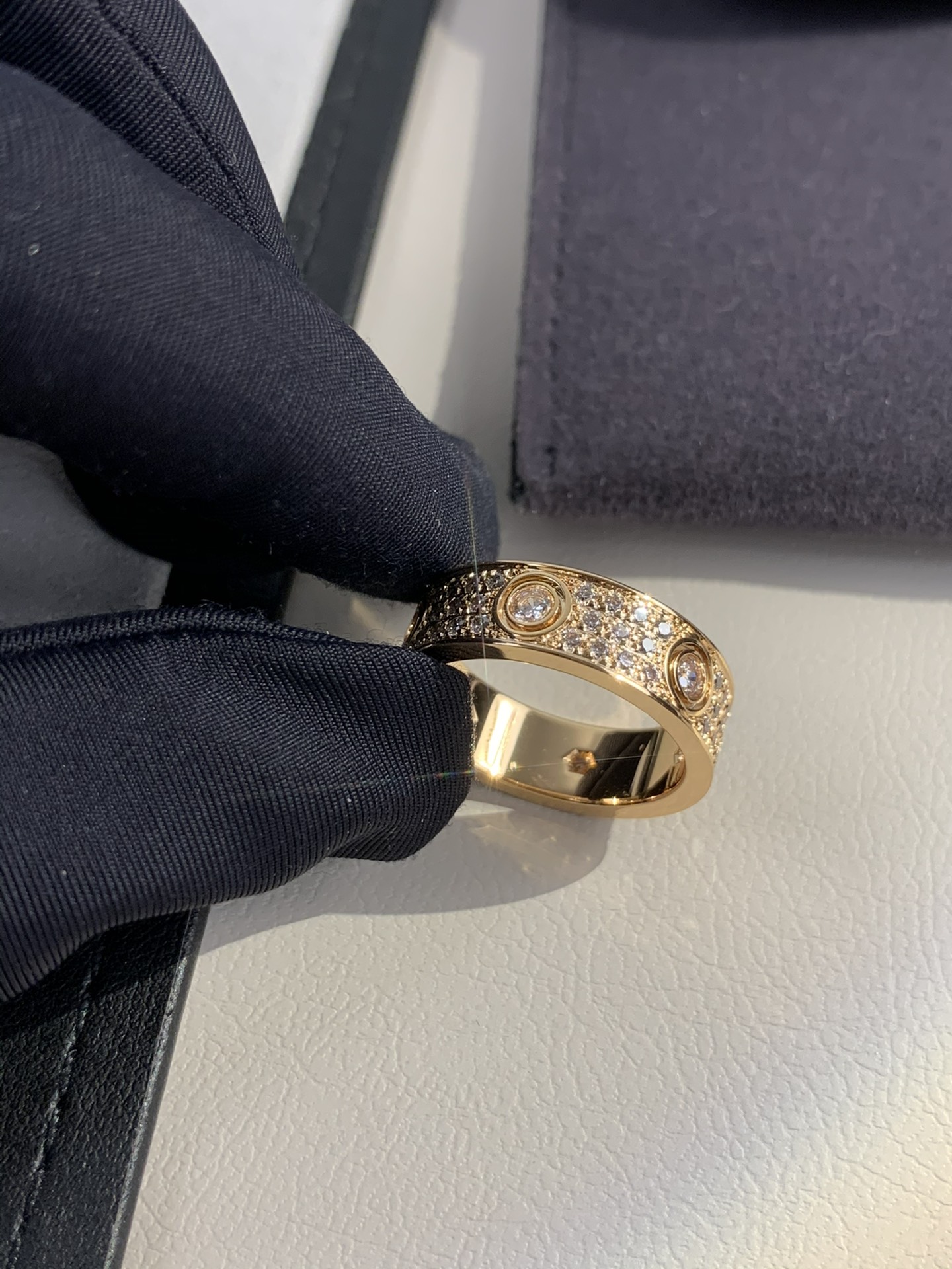 
奢品推荐 love 宽版六钻满天星对戒💍（尺寸56789美号）
✨现在的情侣十有八九都会选择love戒
