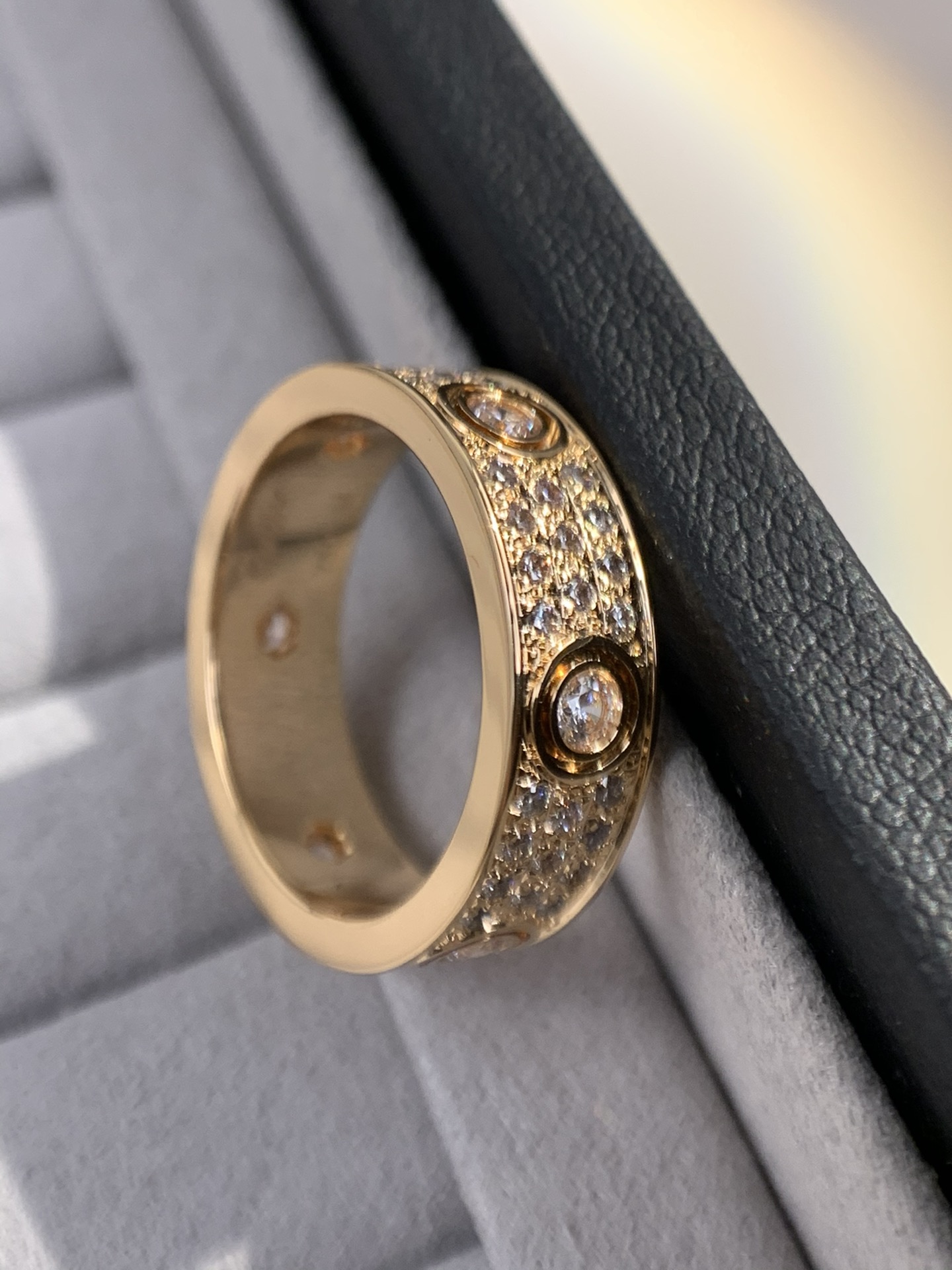 
奢品推荐 love 宽版六钻满天星对戒💍（尺寸56789美号）
✨现在的情侣十有八九都会选择love戒
