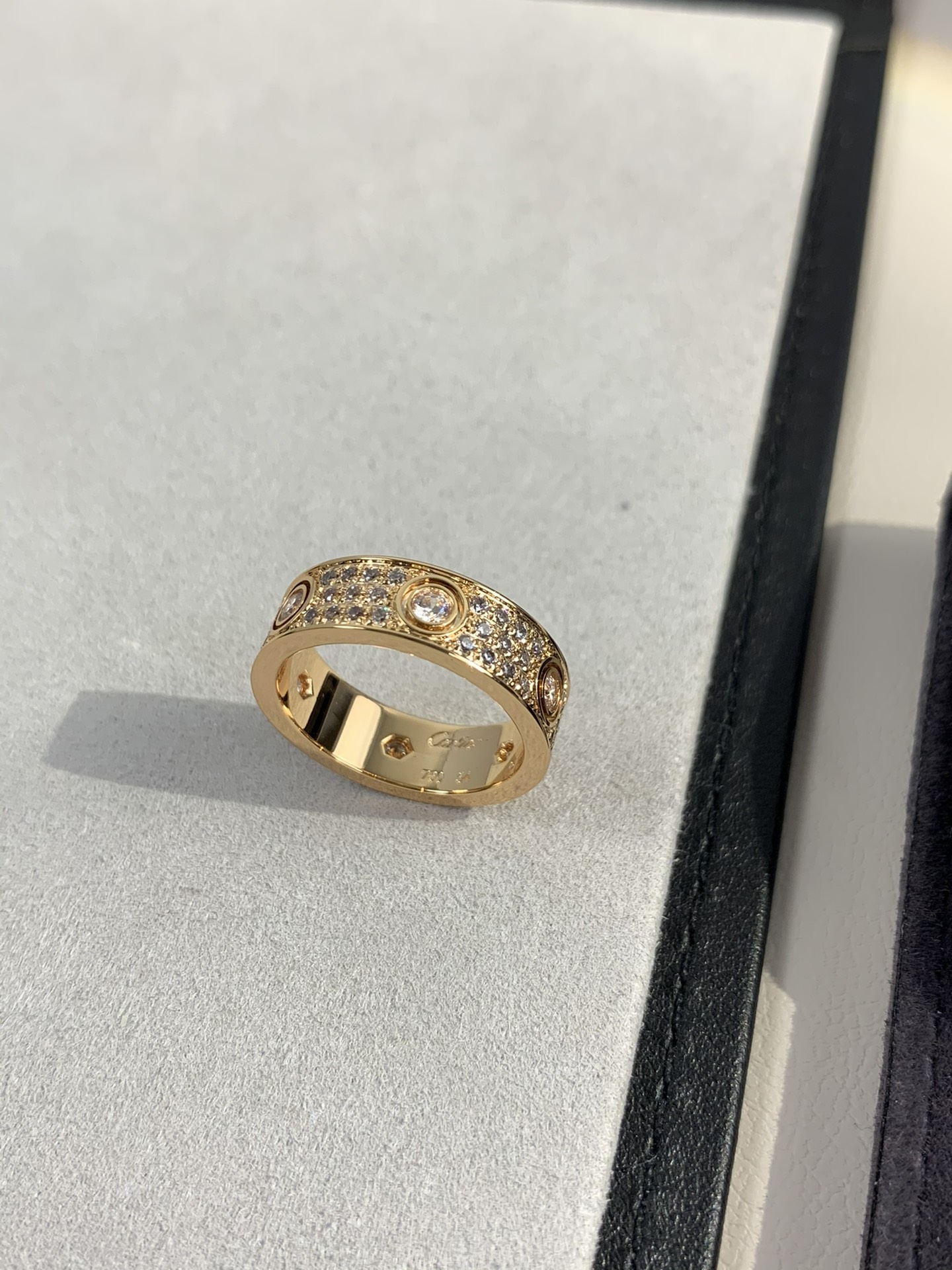 
奢品推荐 love 宽版六钻满天星对戒💍（尺寸56789美号）
✨现在的情侣十有八九都会选择love戒