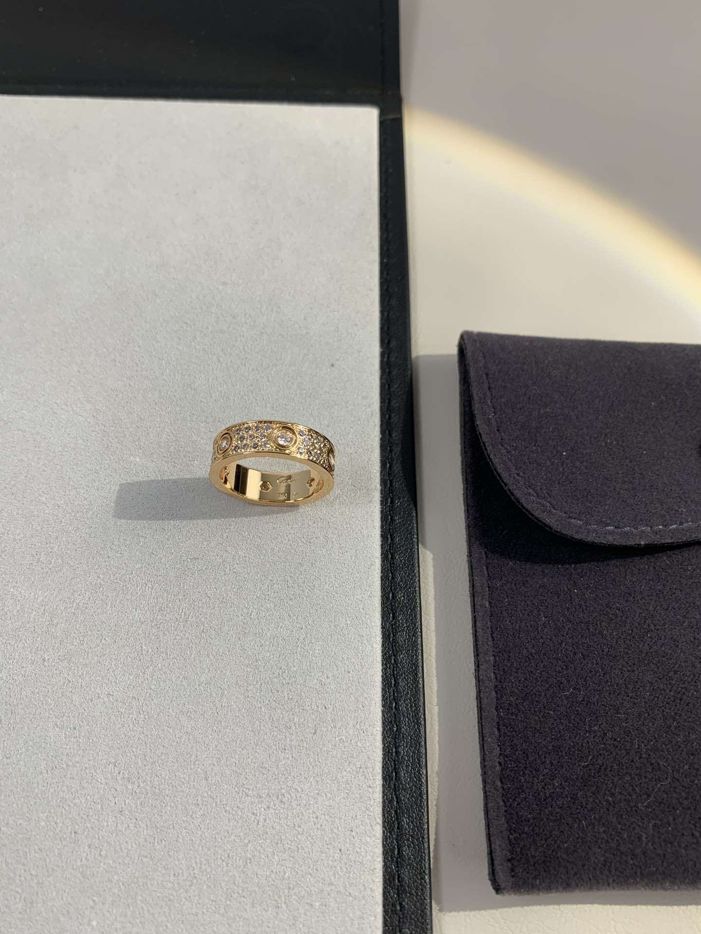 
奢品推荐 love 宽版六钻满天星对戒💍（尺寸56789美号）
✨现在的情侣十有八九都会选择love戒