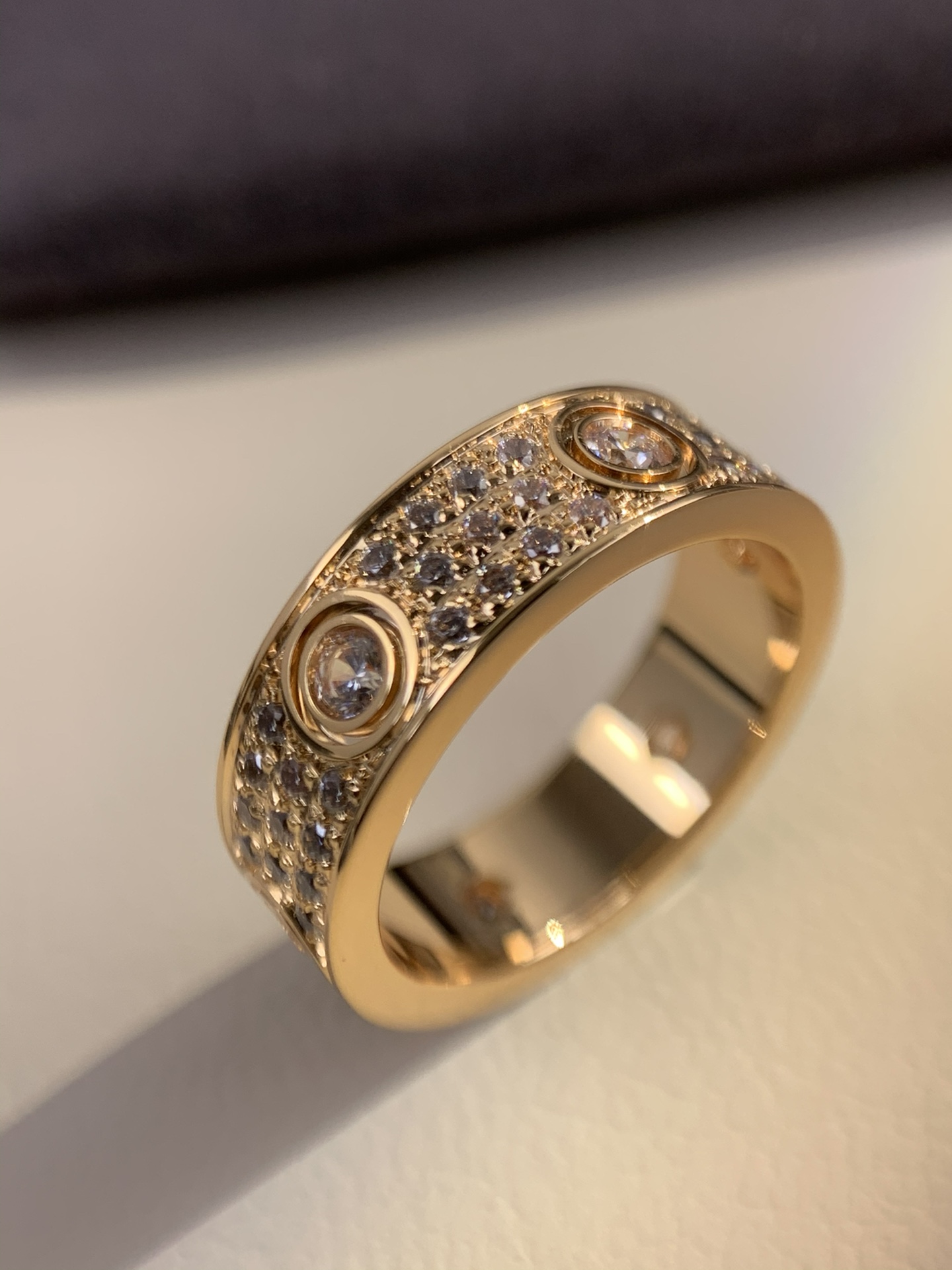 
奢品推荐 love 宽版六钻满天星对戒💍（尺寸56789美号）
✨现在的情侣十有八九都会选择love戒