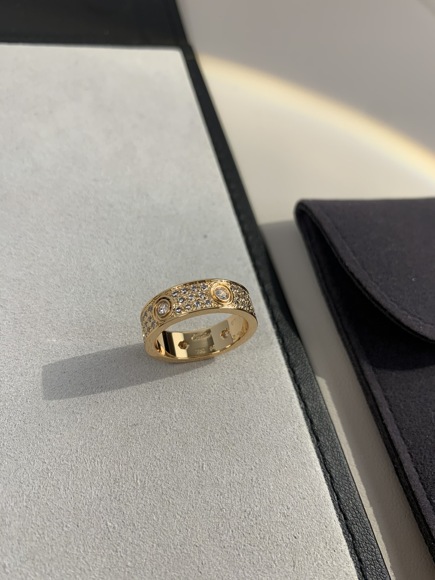 
奢品推荐 love 宽版六钻满天星对戒💍（尺寸56789美号）
✨现在的情侣十有八九都会选择love戒
