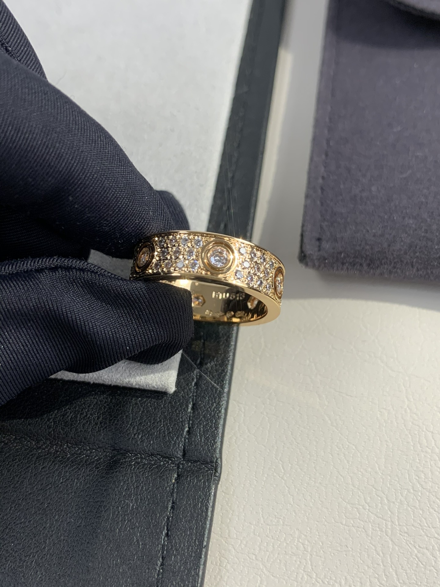 
奢品推荐 love 宽版六钻满天星对戒💍（尺寸56789美号）
✨现在的情侣十有八九都会选择love戒