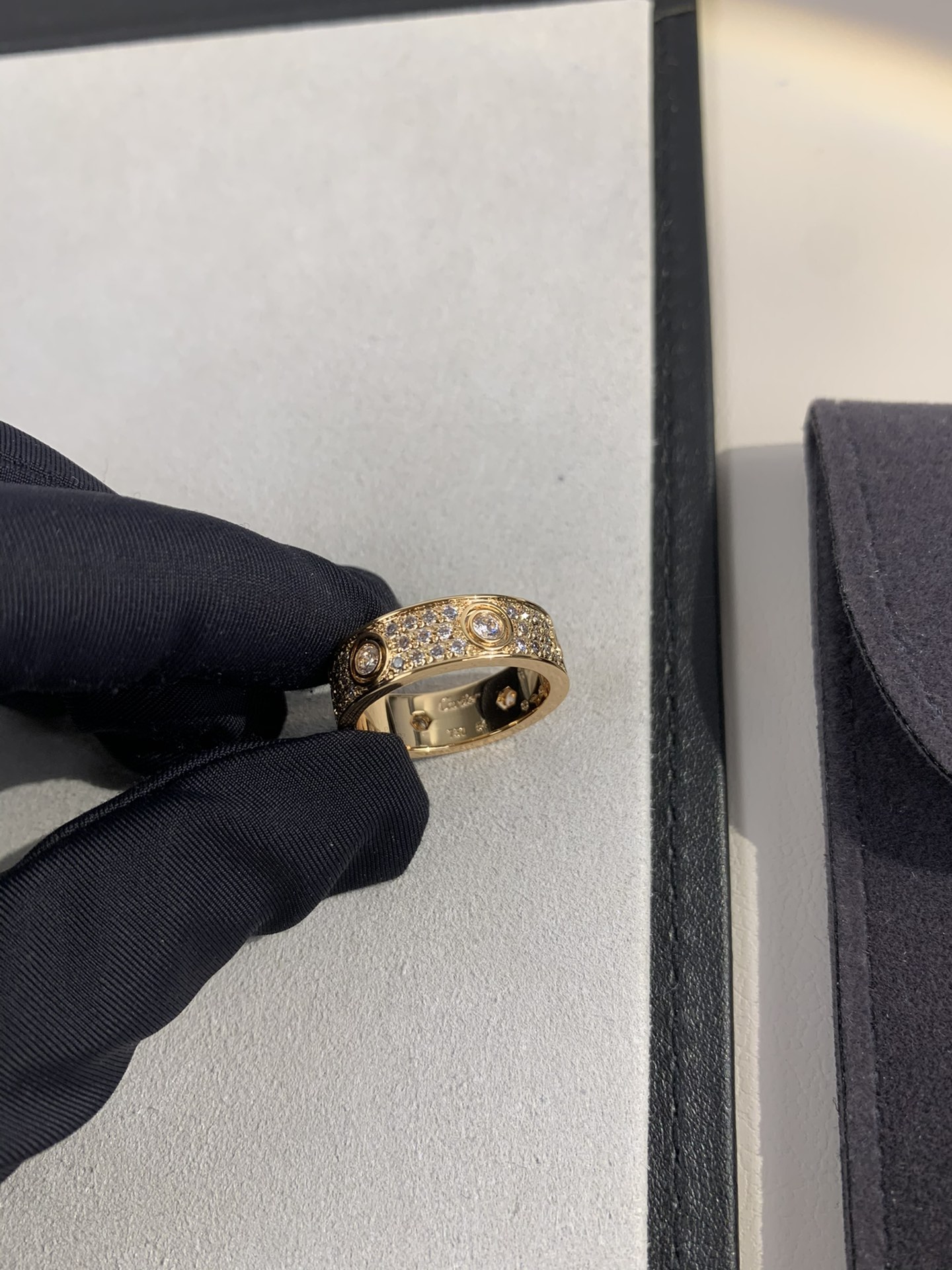 
奢品推荐 love 宽版六钻满天星对戒💍（尺寸56789美号）
✨现在的情侣十有八九都会选择love戒