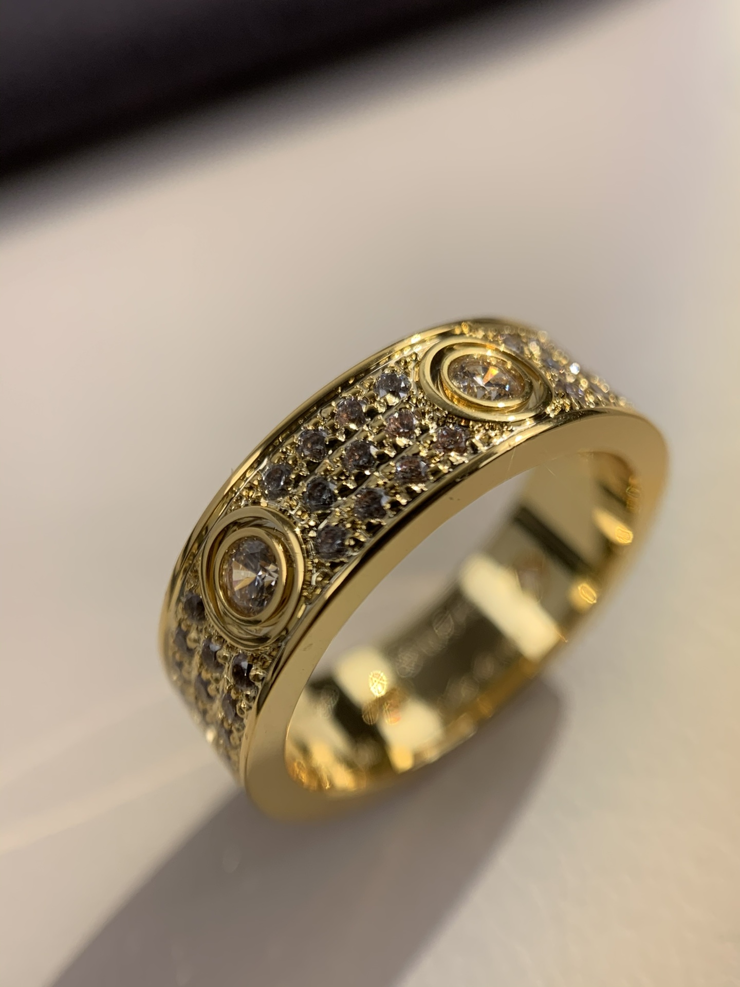 
奢品推荐 love 宽版六钻满天星对戒💍（尺寸56789美号）
✨现在的情侣十有八九都会选择love戒