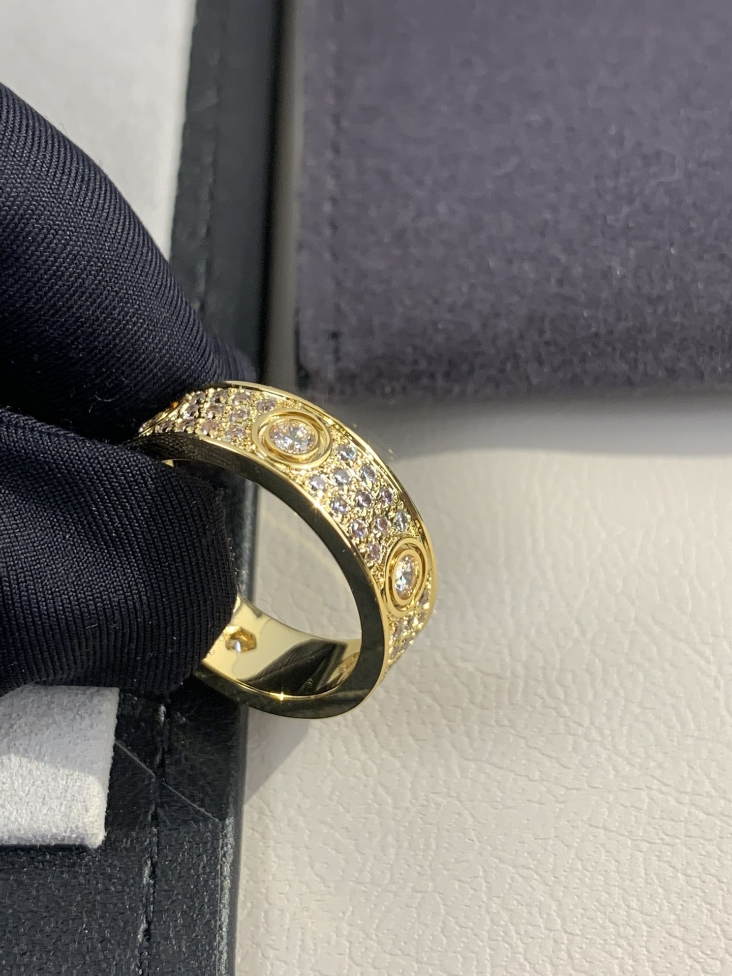 
奢品推荐 love 宽版六钻满天星对戒💍（尺寸56789美号）
✨现在的情侣十有八九都会选择love戒