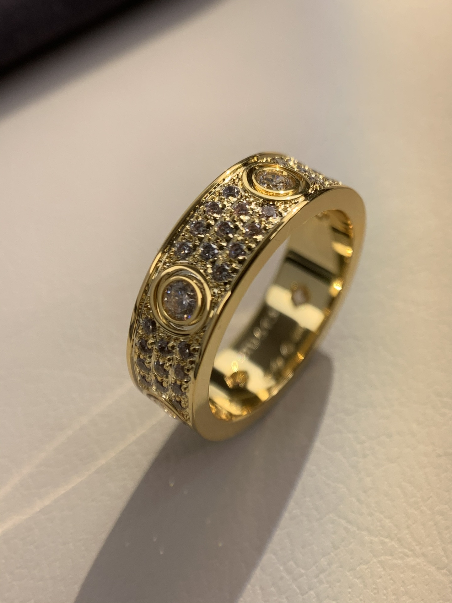 
奢品推荐 love 宽版六钻满天星对戒💍（尺寸56789美号）
✨现在的情侣十有八九都会选择love戒