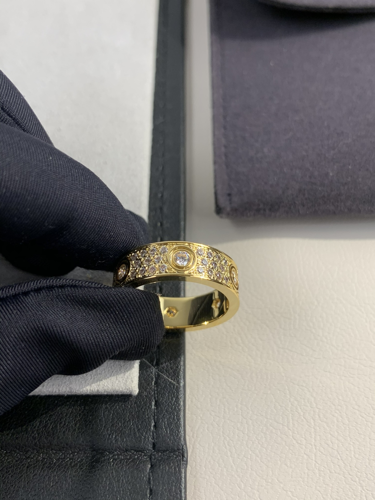 
奢品推荐 love 宽版六钻满天星对戒💍（尺寸56789美号）
✨现在的情侣十有八九都会选择love戒