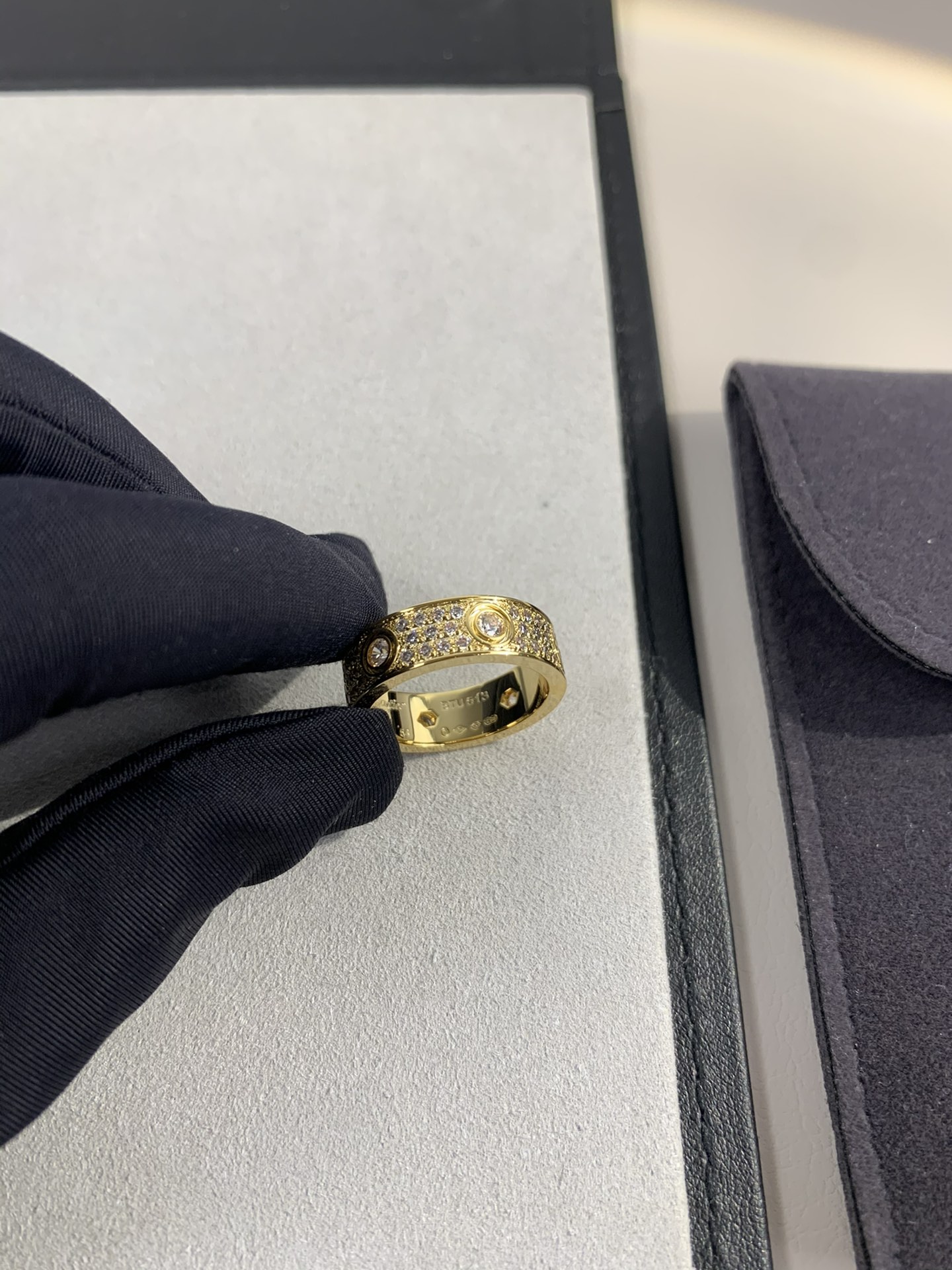 
奢品推荐 love 宽版六钻满天星对戒💍（尺寸56789美号）
✨现在的情侣十有八九都会选择love戒