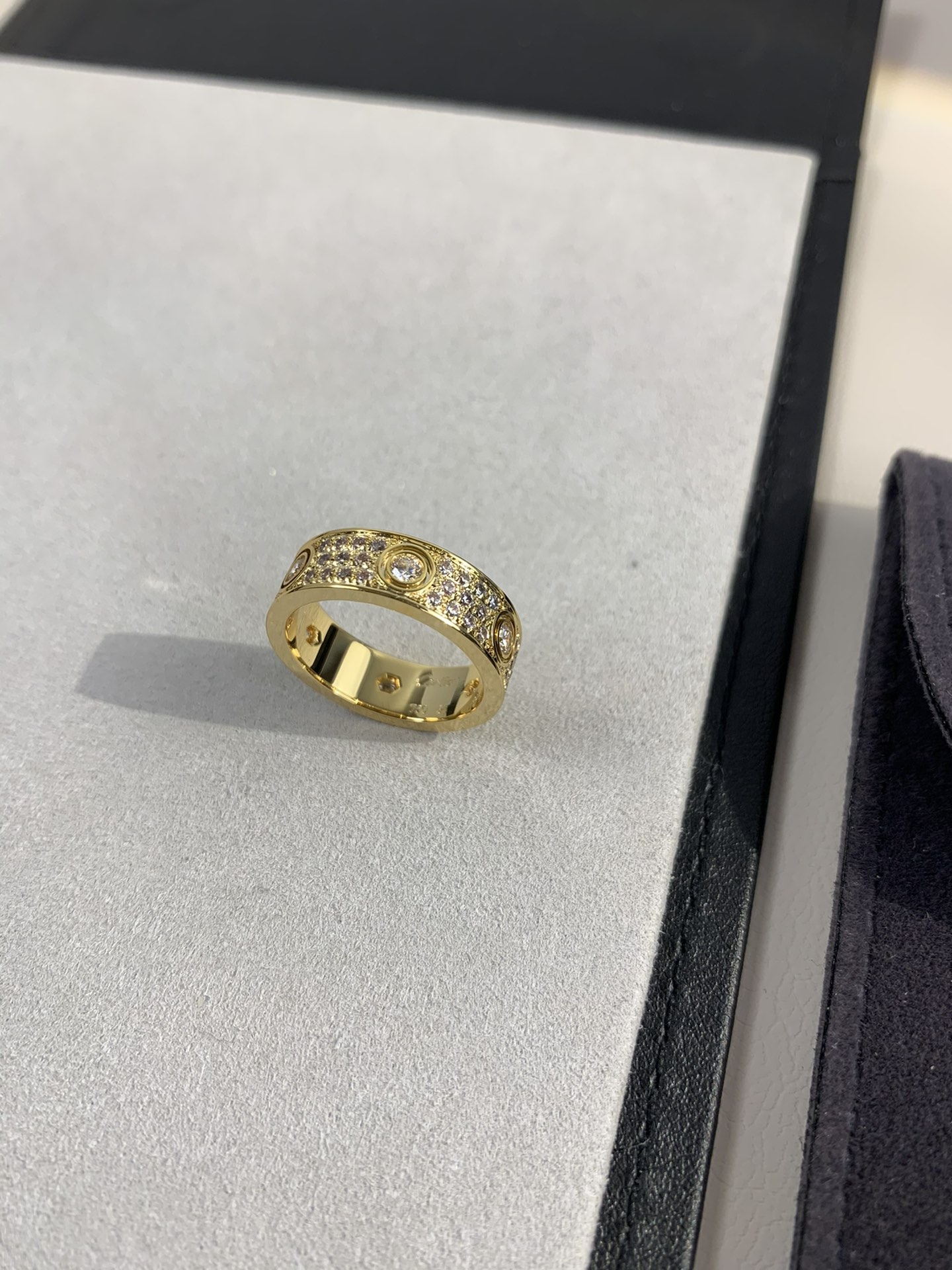 
奢品推荐 love 宽版六钻满天星对戒💍（尺寸56789美号）
✨现在的情侣十有八九都会选择love戒