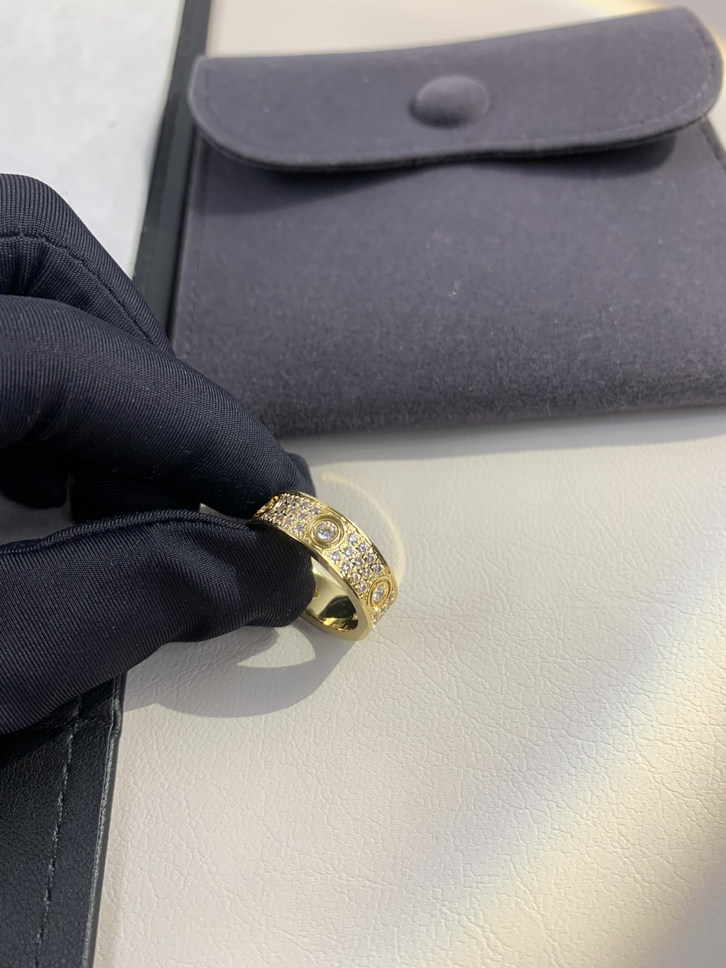 
奢品推荐 love 宽版六钻满天星对戒💍（尺寸56789美号）
✨现在的情侣十有八九都会选择love戒