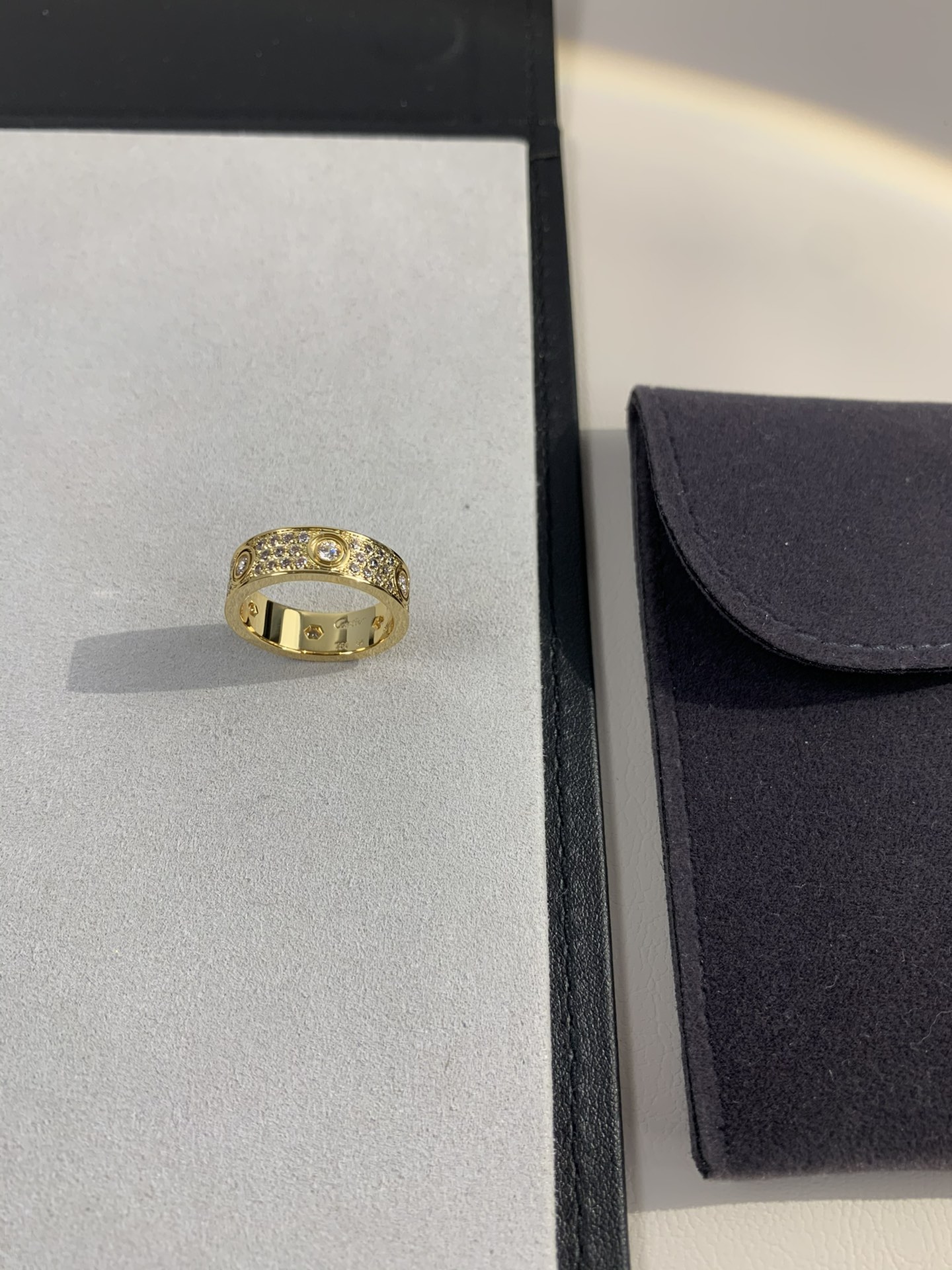 
奢品推荐 love 宽版六钻满天星对戒💍（尺寸56789美号）
✨现在的情侣十有八九都会选择love戒
