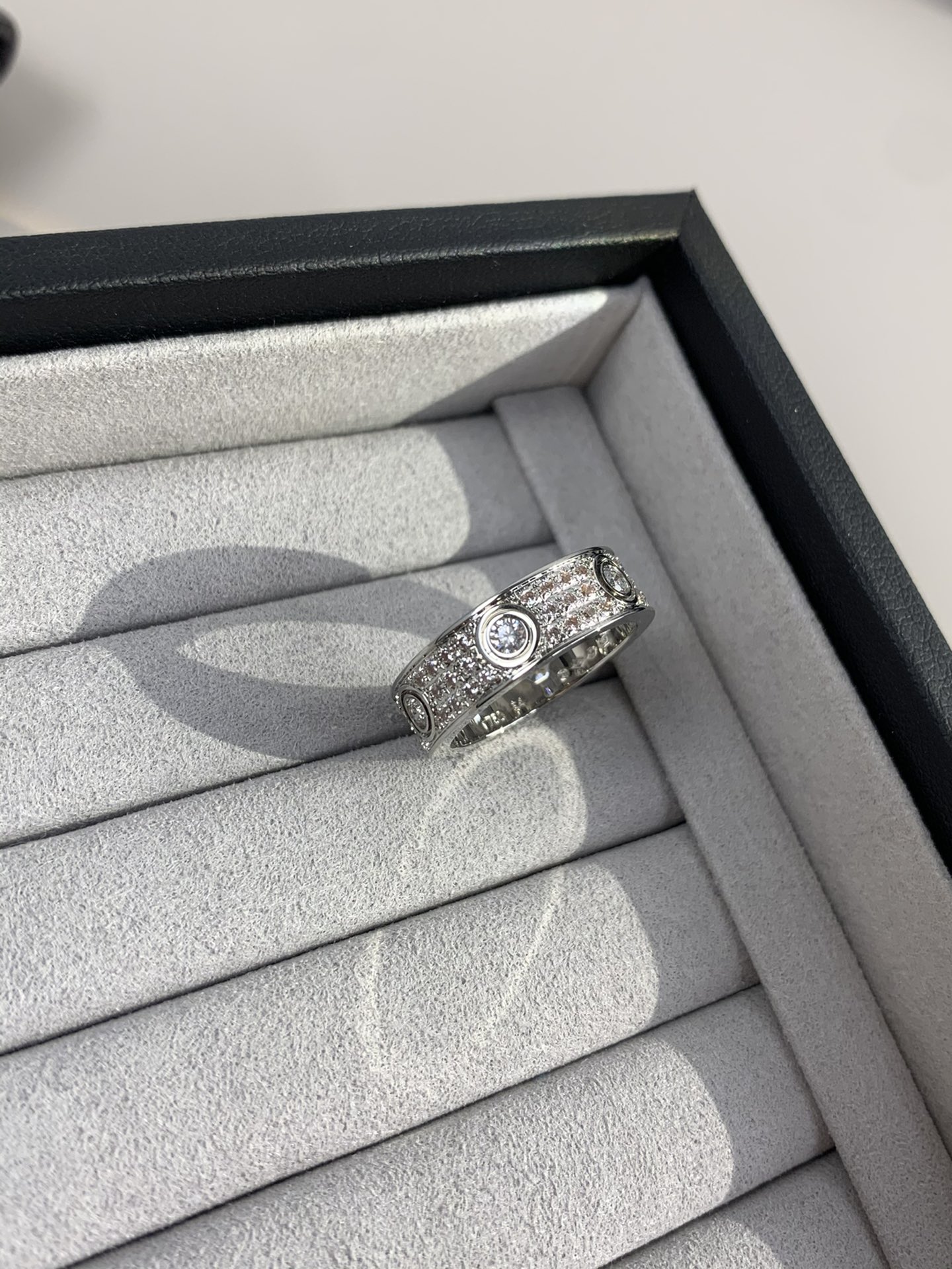 
奢品推荐 love 宽版六钻满天星对戒💍（尺寸56789美号）
✨现在的情侣十有八九都会选择love戒