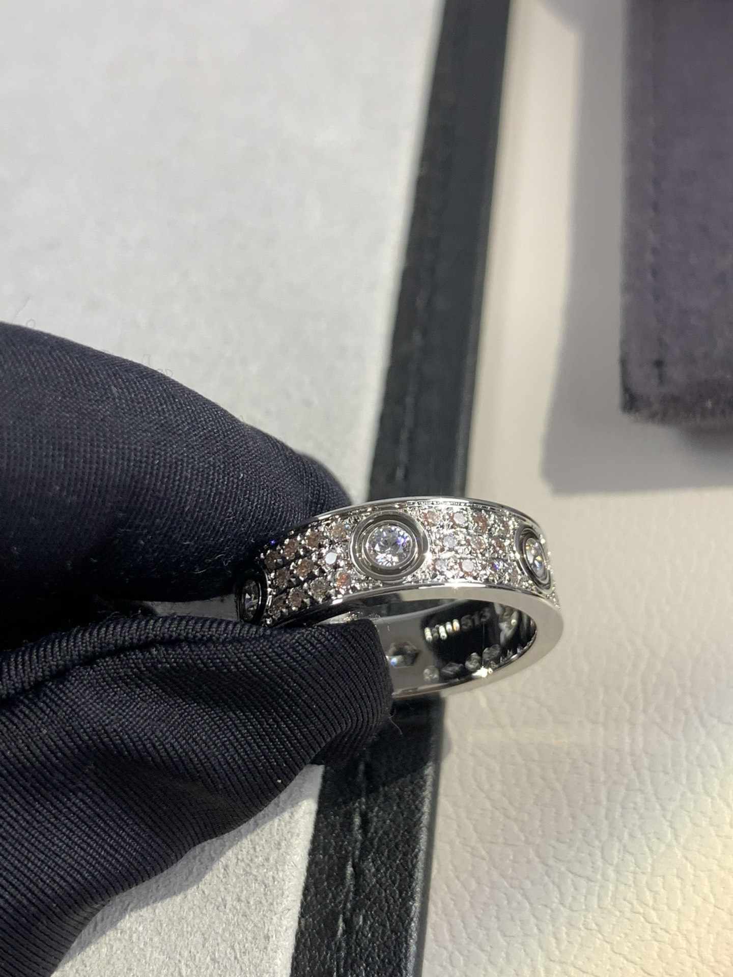 
奢品推荐 love 宽版六钻满天星对戒💍（尺寸56789美号）
✨现在的情侣十有八九都会选择love戒