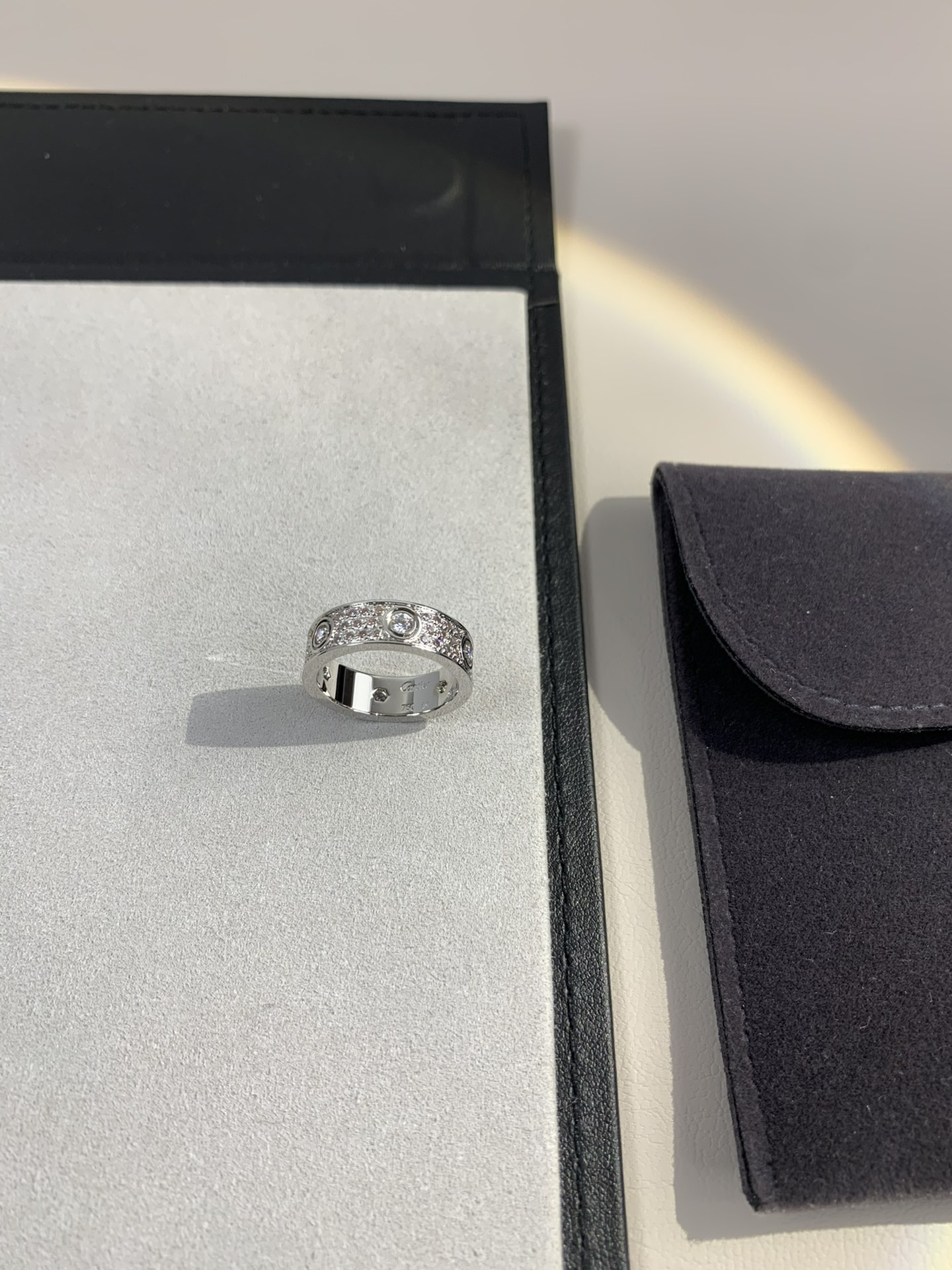 
奢品推荐 love 宽版六钻满天星对戒💍（尺寸56789美号）
✨现在的情侣十有八九都会选择love戒