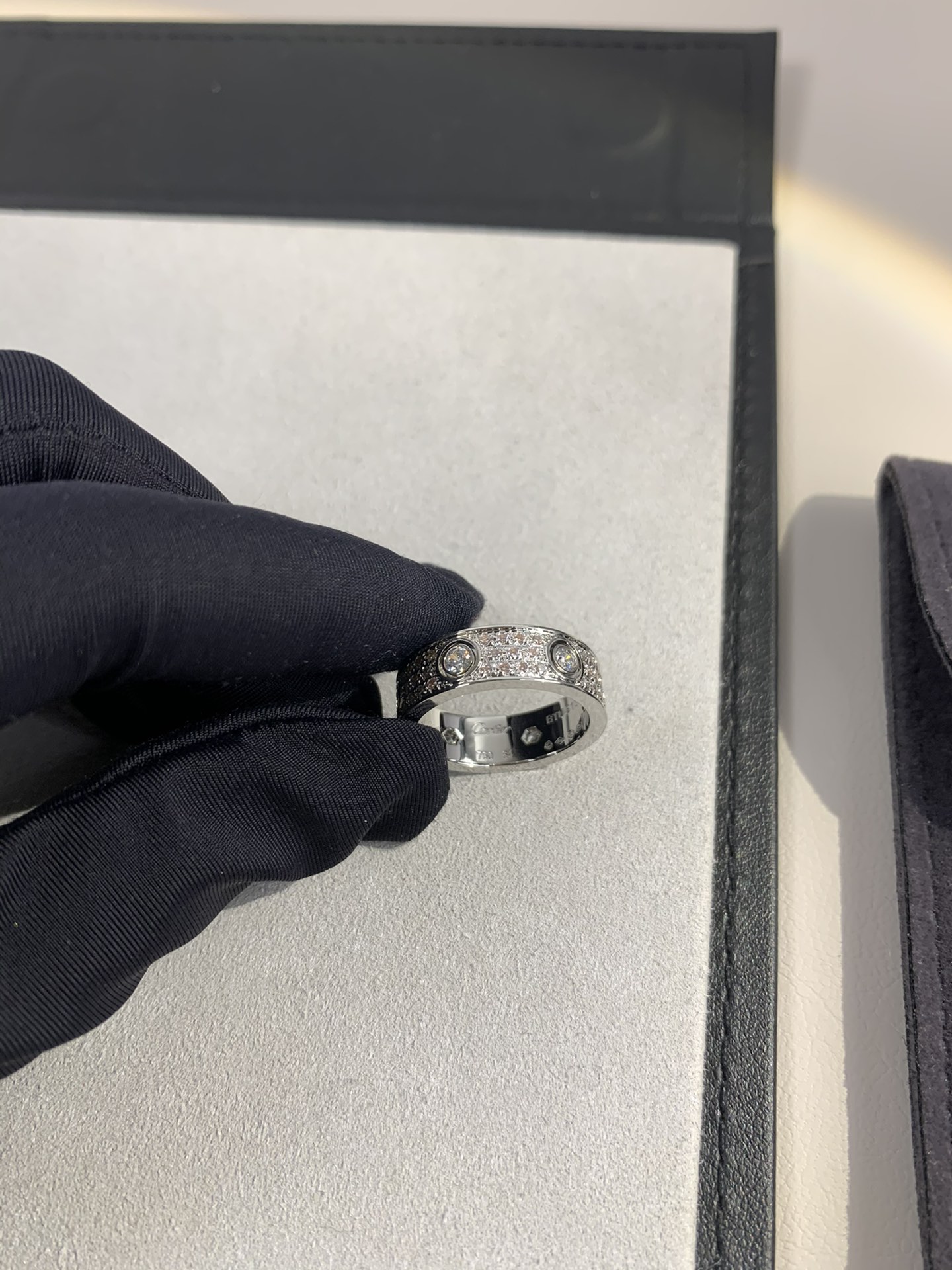 
奢品推荐 love 宽版六钻满天星对戒💍（尺寸56789美号）
✨现在的情侣十有八九都会选择love戒
