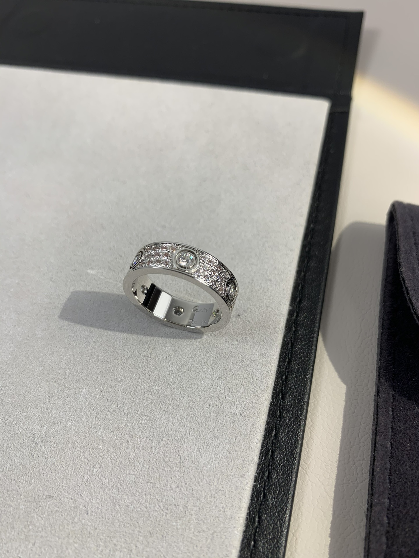 
奢品推荐 love 宽版六钻满天星对戒💍（尺寸56789美号）
✨现在的情侣十有八九都会选择love戒