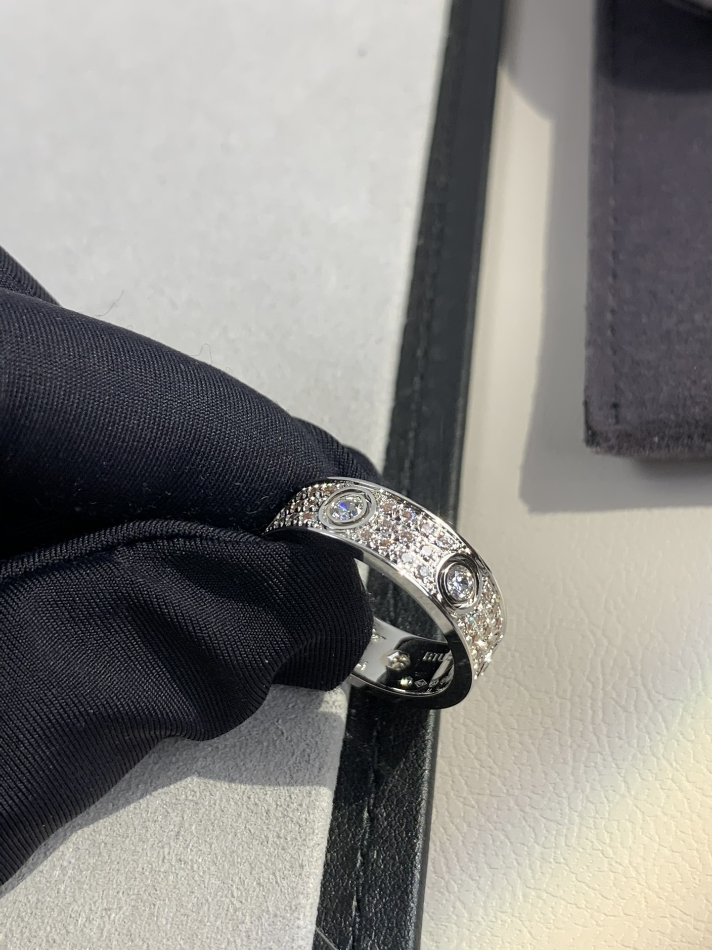 
奢品推荐 love 宽版六钻满天星对戒💍（尺寸56789美号）
✨现在的情侣十有八九都会选择love戒