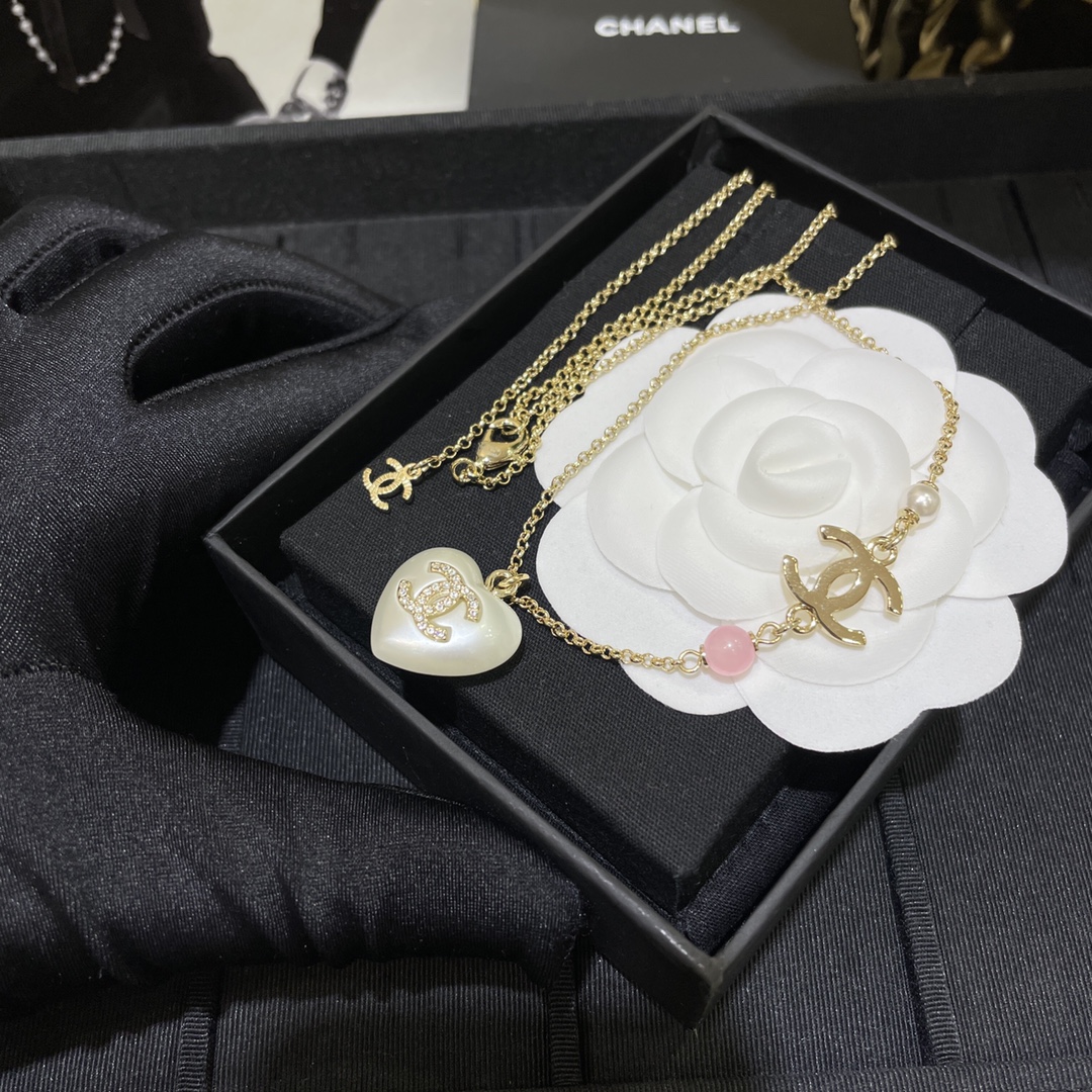 NO:635545,88200, arrived today. B White love pearl necklace. Heart necklace is so fairy. The hardest love series to buy!  I fell in love with it at first sight. It is clean and white. You will instantly become a little fairy when you put it on. It is gentle and has a sense of presence. Two lengths can be adjusted freely. ZP custom development. Swarovski diamond. Heart of zp. Resin pearls, necklace, Cartier high-end jewelry.1986090988200,今日到货 B白色爱心珍珠项链 桃心项链太仙了吧 最难买的爱心系列！ 一眼就爱上了 干干净净的白色 戴上秒变小仙女 温柔又存在感 两个长度自由调节 zp定制开发 施华洛钻 桃心zp一致树脂珍珠,,necklace,卡迪亚高端饰品,Jewelry