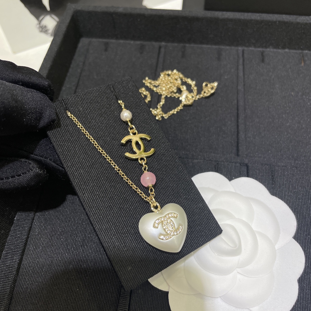 今日到货\n22B白色爱心珍珠项链\n桃心项链太仙了吧最难买的爱心系列！\n一眼就爱上了干干净净的白色\n戴上秒变小仙女温柔又️存在感两个长度自由调节\nzp定制开发施华洛钻桃心zp一致树脂珍珠\n