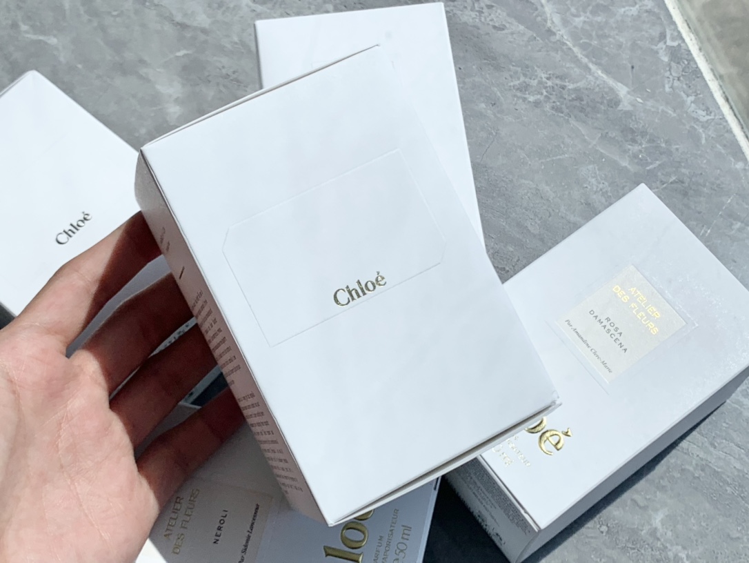 60💰原单品质
仙女香 chloe 蔻依🉑️新款仙境花园香水始于颜值，终于香调 浓香型，很持久
洗完澡手腕还继续散发淡淡的花香非常的🉑️
瓶身简约风,坠手的重感盖子是磨砂的,非常有质感
❤️atelier des fleurs 仙境香水一共5个味道基本上都是以花香为主
玫瑰: Rosa damascena 
木槿花: Hibiscus abelmoschus 
雪松: Cedrus 
橙花: Neroli 
木兰花: Magnolia Alba