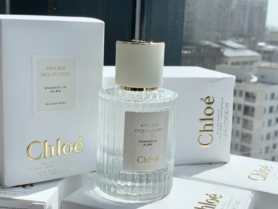 60💰原单品质
仙女香 chloe 蔻依🉑️新款仙境花园香水始于颜值，终于香调 浓香型，很持久
洗完澡手腕还继续散发淡淡的花香非常的🉑️
瓶身简约风,坠手的重感盖子是磨砂的,非常有质感
❤️atelier des fleurs 仙境香水一共5个味道基本上都是以花香为主
玫瑰: Rosa damascena 
木槿花: Hibiscus abelmoschus 
雪松: Cedrus 
橙花: Neroli 
木兰花: Magnolia Alba