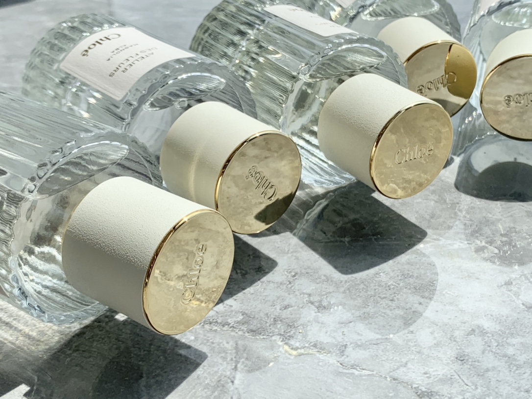 60💰原单品质
仙女香 chloe 蔻依🉑️新款仙境花园香水始于颜值，终于香调 浓香型，很持久
洗完澡手腕还继续散发淡淡的花香非常的🉑️
瓶身简约风,坠手的重感盖子是磨砂的,非常有质感
❤️atelier des fleurs 仙境香水一共5个味道基本上都是以花香为主
玫瑰: Rosa damascena 
木槿花: Hibiscus abelmoschus 
雪松: Cedrus 
橙花: Neroli 
木兰花: Magnolia Alba