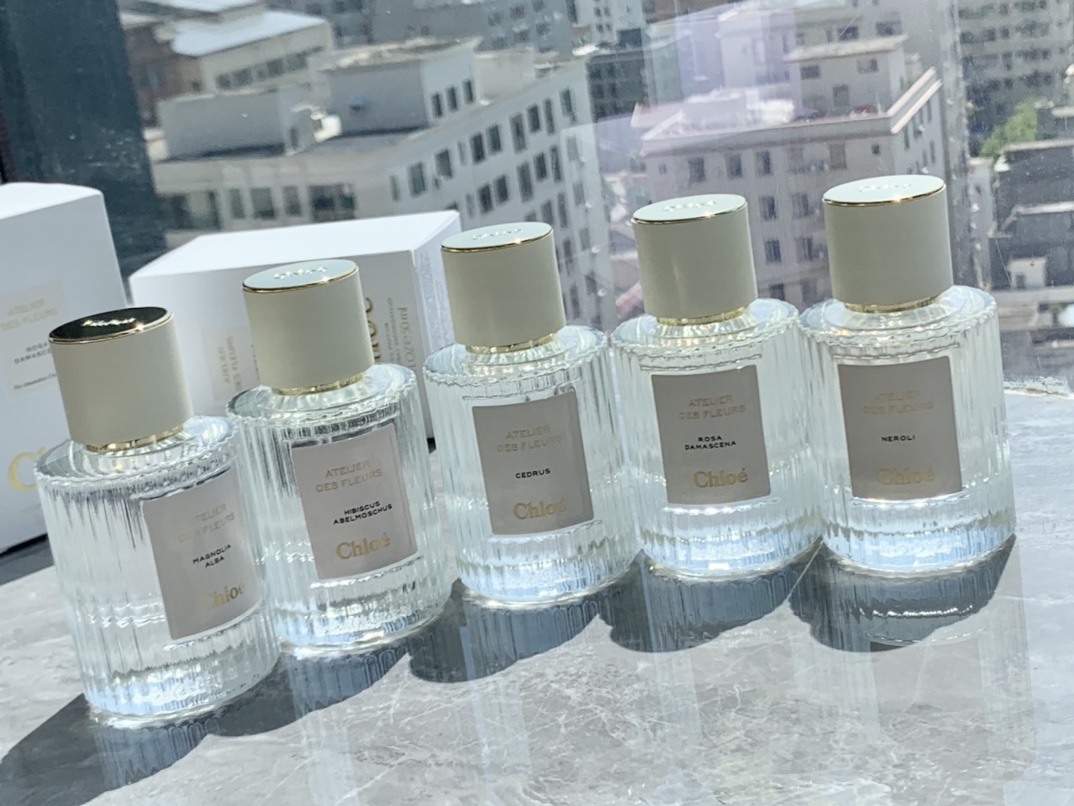 60💰原单品质
仙女香 chloe 蔻依🉑️新款仙境花园香水始于颜值，终于香调 浓香型，很持久
洗完澡手腕还继续散发淡淡的花香非常的🉑️
瓶身简约风,坠手的重感盖子是磨砂的,非常有质感
❤️atelier des fleurs 仙境香水一共5个味道基本上都是以花香为主
玫瑰: Rosa damascena 
木槿花: Hibiscus abelmoschus 
雪松: Cedrus 
橙花: Neroli 
木兰花: Magnolia Alba