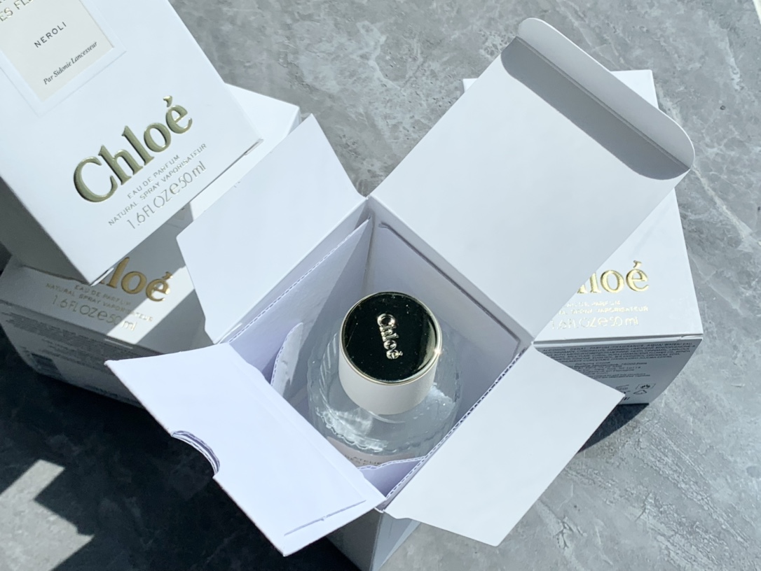 60💰原单品质
仙女香 chloe 蔻依🉑️新款仙境花园香水始于颜值，终于香调 浓香型，很持久
洗完澡手腕还继续散发淡淡的花香非常的🉑️
瓶身简约风,坠手的重感盖子是磨砂的,非常有质感
❤️atelier des fleurs 仙境香水一共5个味道基本上都是以花香为主
玫瑰: Rosa damascena 
木槿花: Hibiscus abelmoschus 
雪松: Cedrus 
橙花: Neroli 
木兰花: Magnolia Alba