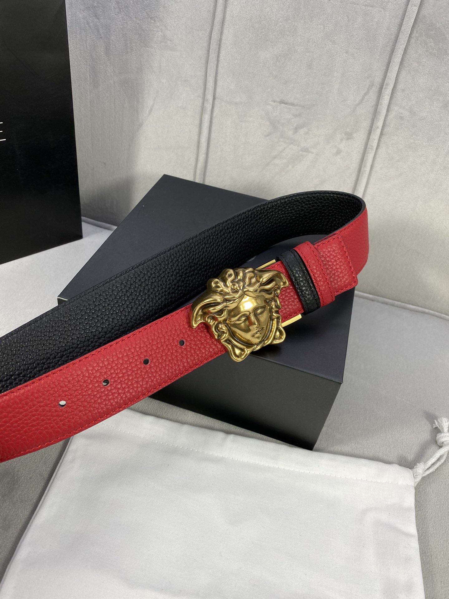 宽度4.0cmVERSACE范思哲采用进口两面荔枝纹牛皮此款平面腰带配有醒目的美杜莎头像搭扣可为任何造型