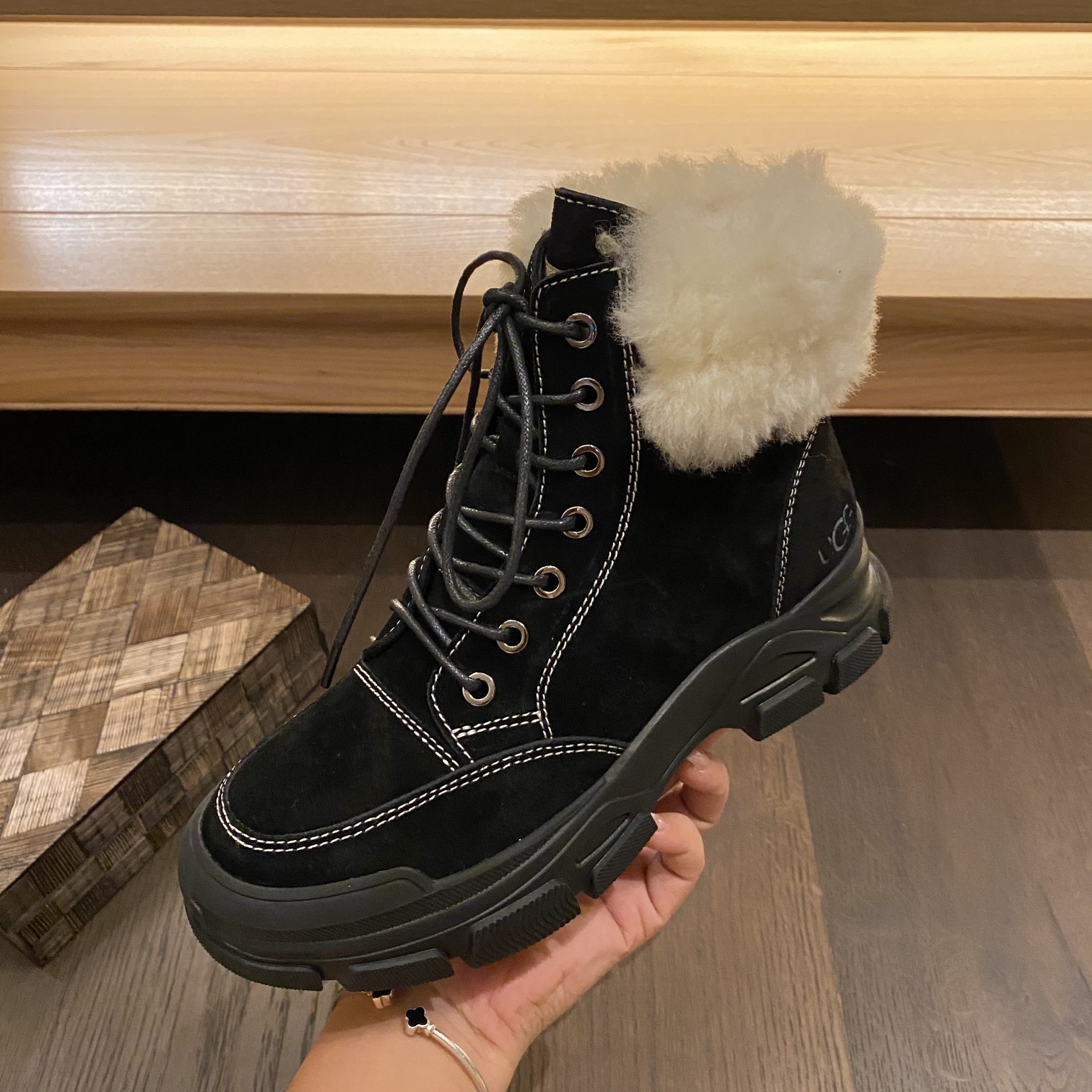 Stylish UGG Snow Boots: Comfortable and Elegant Winter Footwear with European-American Design - 图片 1