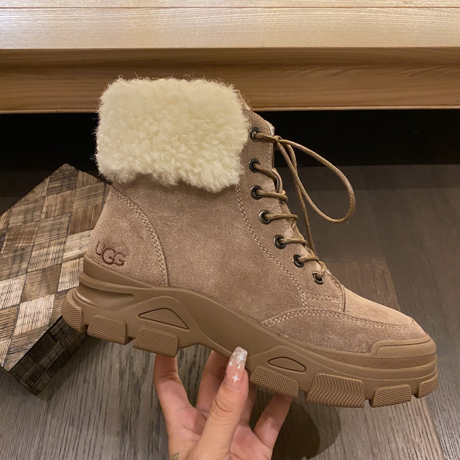 Stylish UGG Snow Boots: Lightweight, Warm, and Fashionable Design