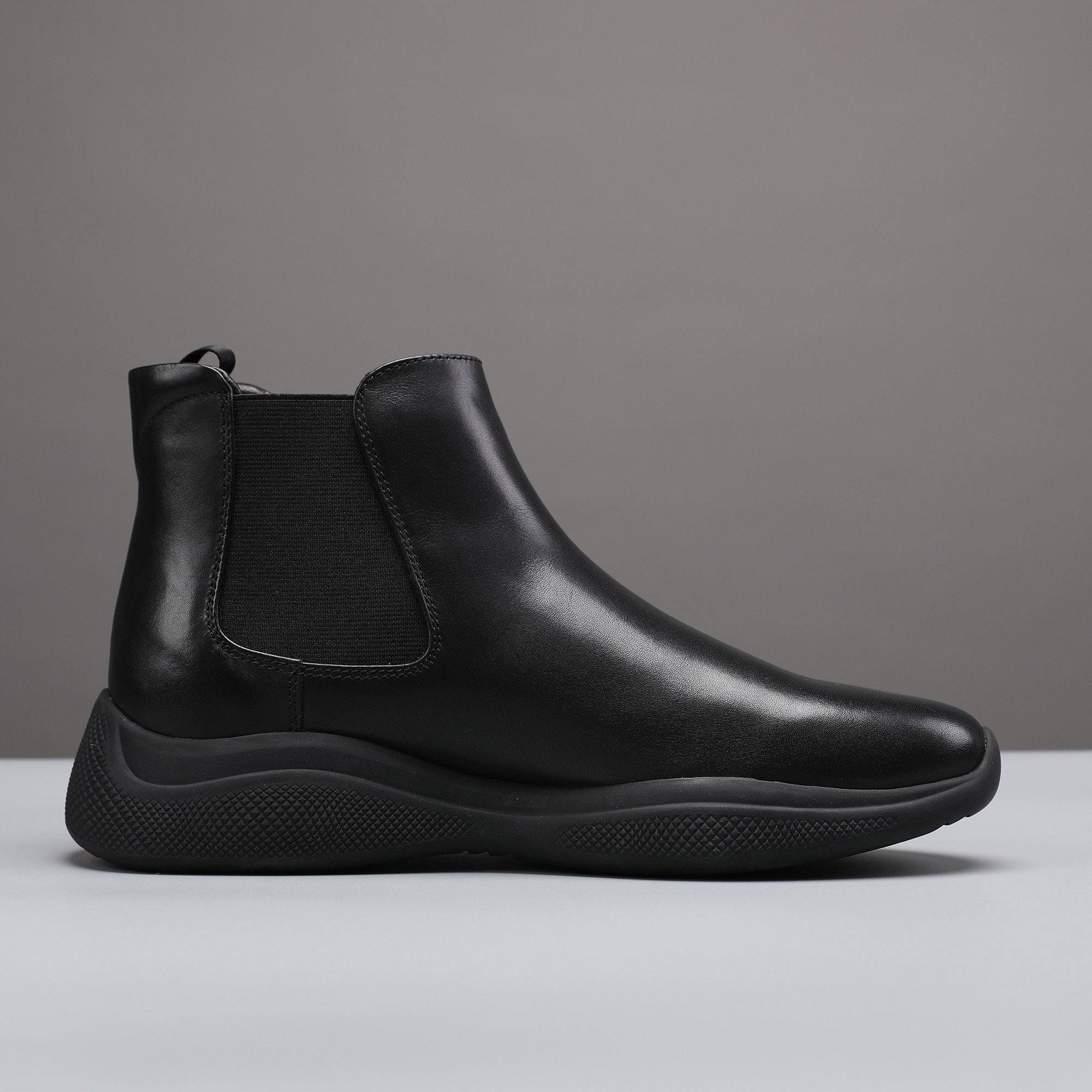 NO:555366,P Home Autumn and Winter Chelsea Men's Boots, super A-grade goods. These Chelsea boots are equipped with thick soles, and the minimalist design exudes a modern charm. The fabric is imported open-edge beaded cowhide, with good texture. The inner foot pads are all cowhide. The elasticated feet are designed to be tie-free and easy to wear!  The outsole is non-slip and wear-resistant!  No returns or exchanges if there is no quality problem Size39-44 Order 38 45,,boots,cowhide19860909P家 秋冬切尔西男靴,超A货 这款切尔西靴配有厚底,极简主义设计散发充满现代感的迷人魅力.面料进口开边珠牛皮,质感好,内里垫脚全牛皮 套脚松紧设计 免系带 方便穿着 ！大底防滑耐磨 ！无质量问题不退换 Size39-44 订38 45,,boots,cowhide,Men's shoes