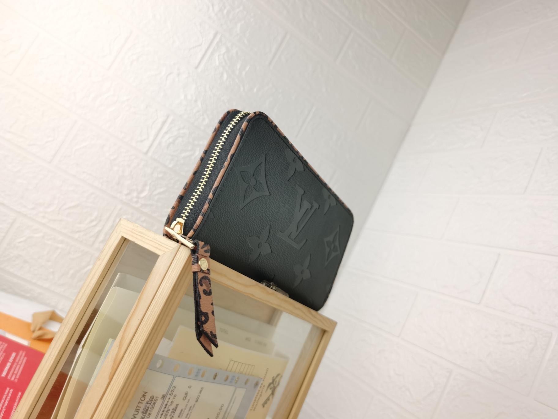 Louis Vuitton Zippy Lockme 財布 - 柔らかいカウレザー製のスタイリッシュなデザイン