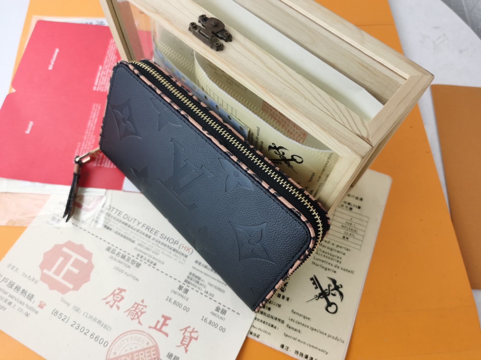 Louis Vuitton Zippy Lockme 財布 - 柔らかいカウレザー製のスタイリッシュなデザイン