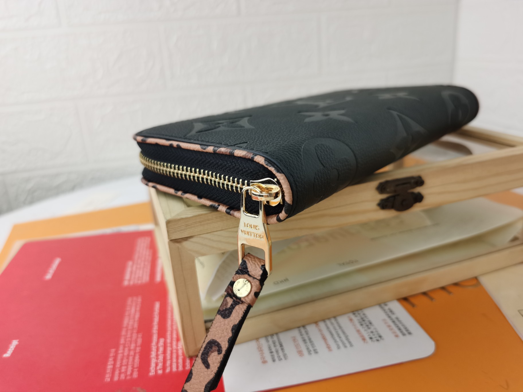 Louis Vuitton Zippy Lockme 財布 - 柔らかいカウレザー製のスタイリッシュなデザイン