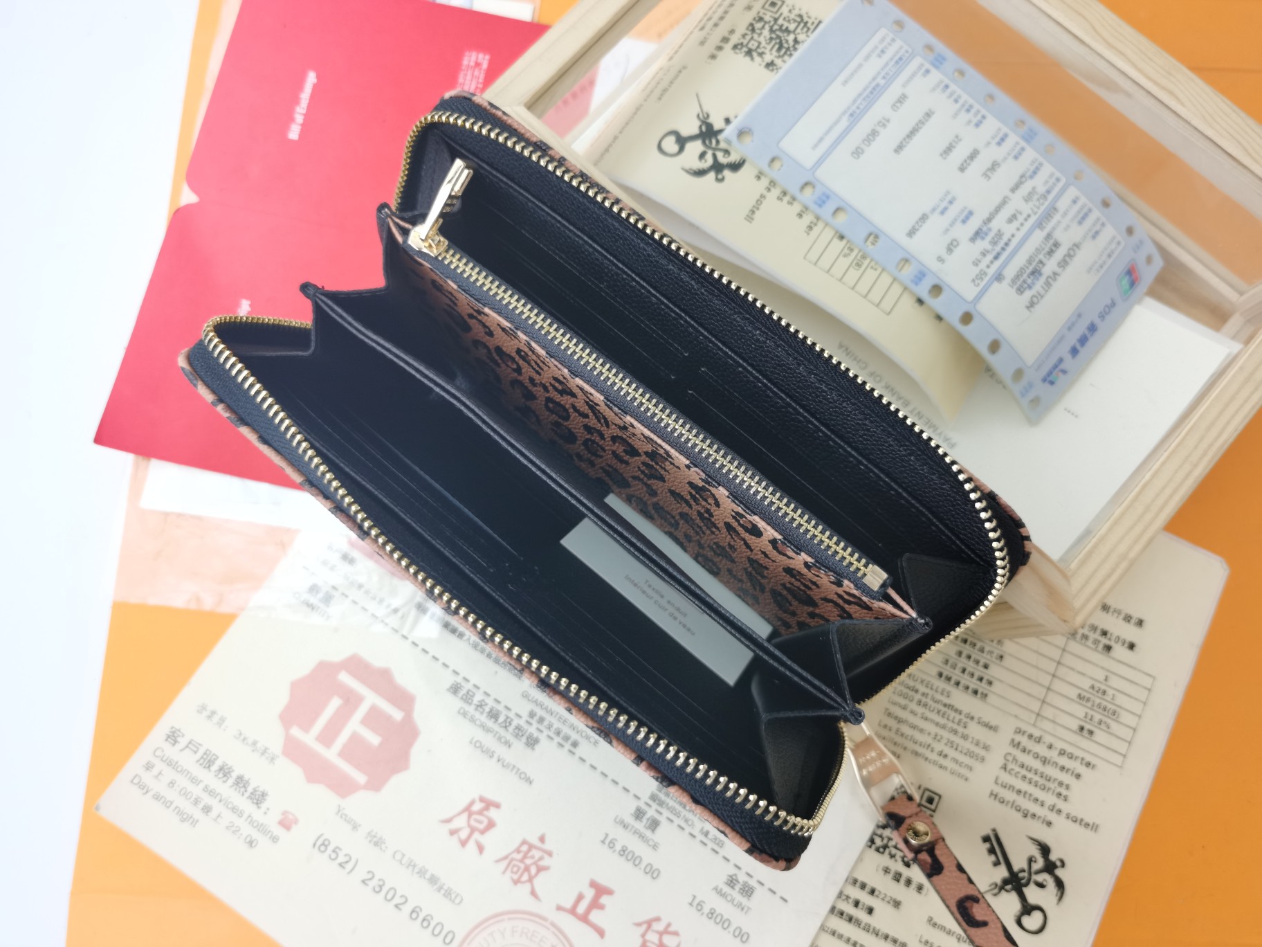 Louis Vuitton Zippy Lockme 財布 - 柔らかいカウレザー製のスタイリッシュなデザイン