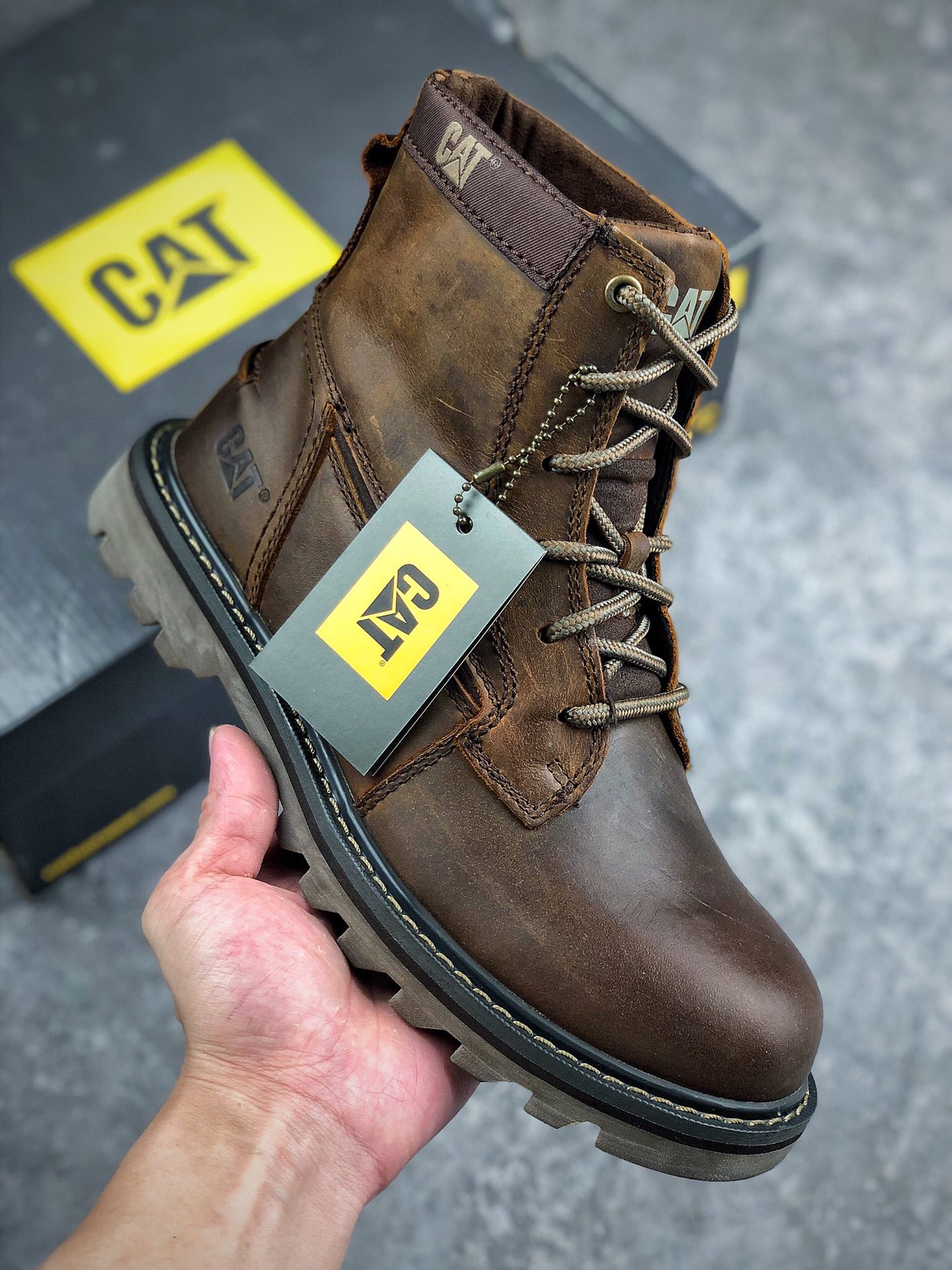 福利特价 
本地自取 终端放店
市面最高品质福利清仓    CAT FOOTWEAR/ CAT P720582
Cat工装休闲复古风格 油蜡疯马皮（高 中邦三色男码）入秋季节非常合适穿搭 鞋身轻便 舒适性相当不错 
#原厂代工 正单规格生产 出口外贸订单 鞋子细节几乎和正品一模一样 上身随意搭配 百看不厌
码数：39 40 41 42 43 44 偏大一码